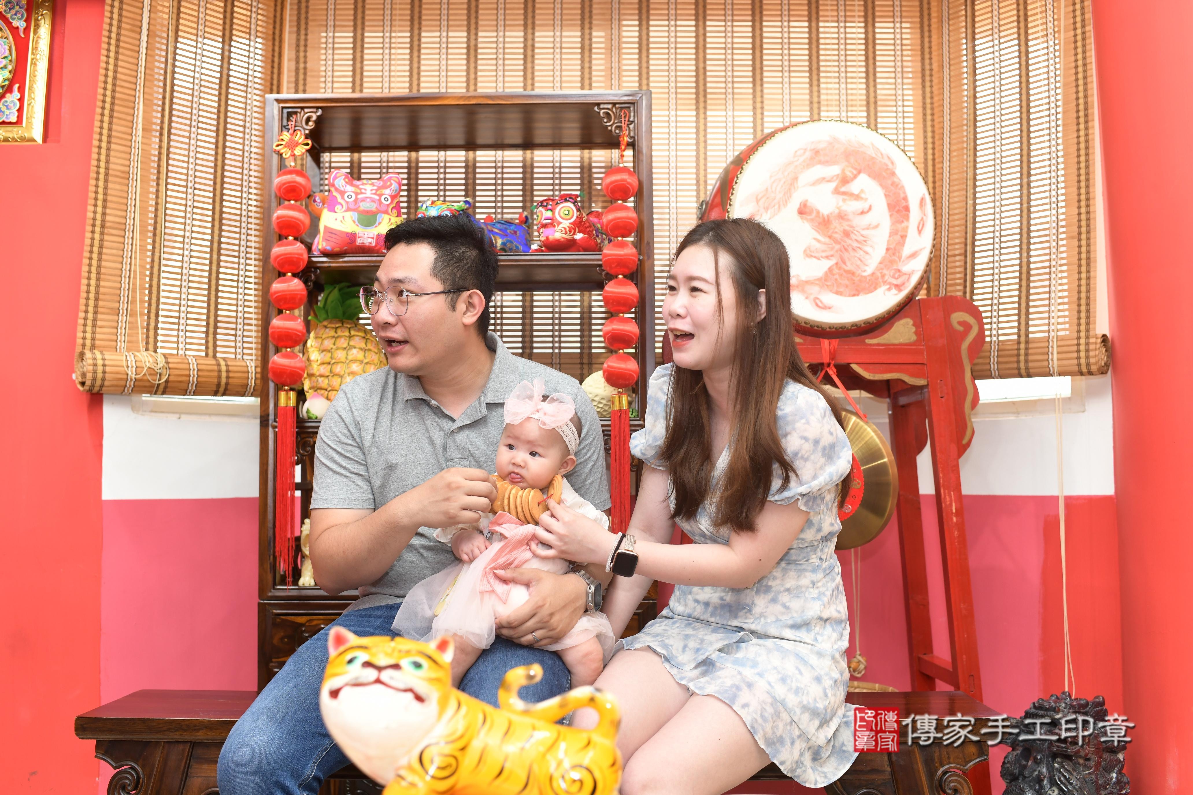 傳家手工印章高雄店、抓周、度脺、中國風會場、傳家嬰兒古禮、吉祥話、抓周道具物品24種、拍照。抓周證書。寶寶抓周、滿周歲、生日快樂、祝福