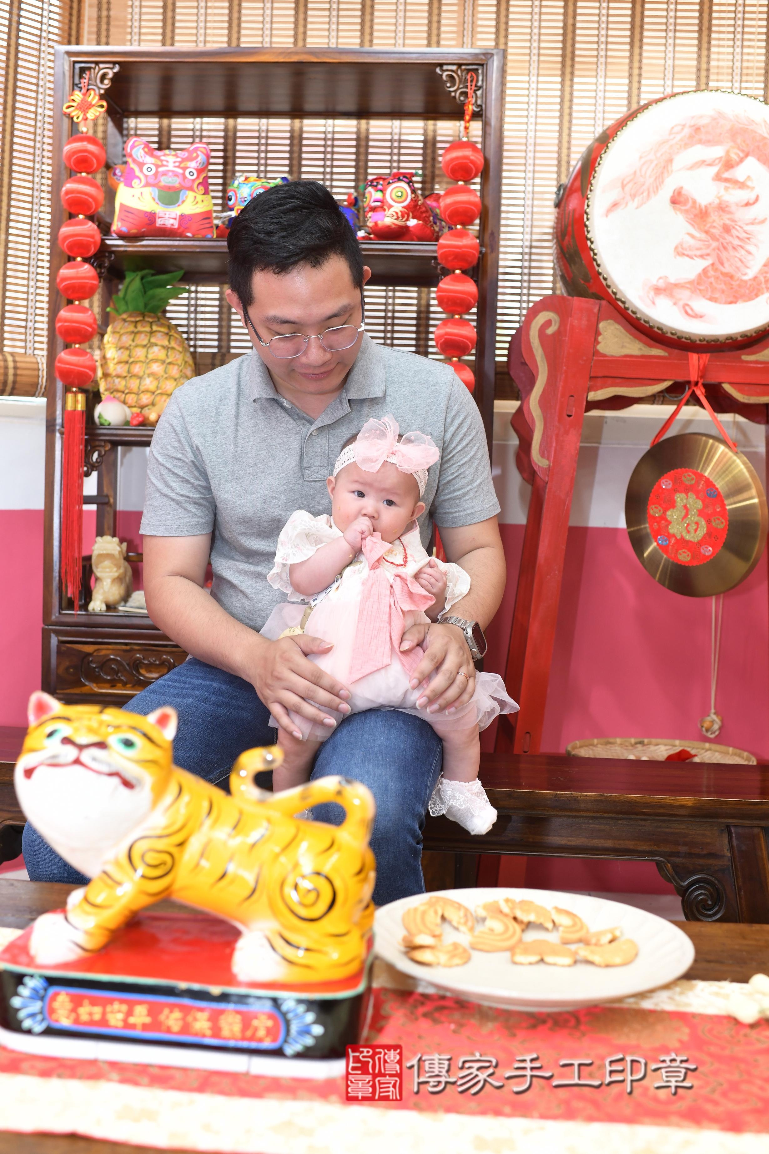 傳家手工印章高雄店、抓周、度脺、中國風會場、傳家嬰兒古禮、吉祥話、抓周道具物品24種、拍照。抓周證書。寶寶抓周、滿周歲、生日快樂、祝福