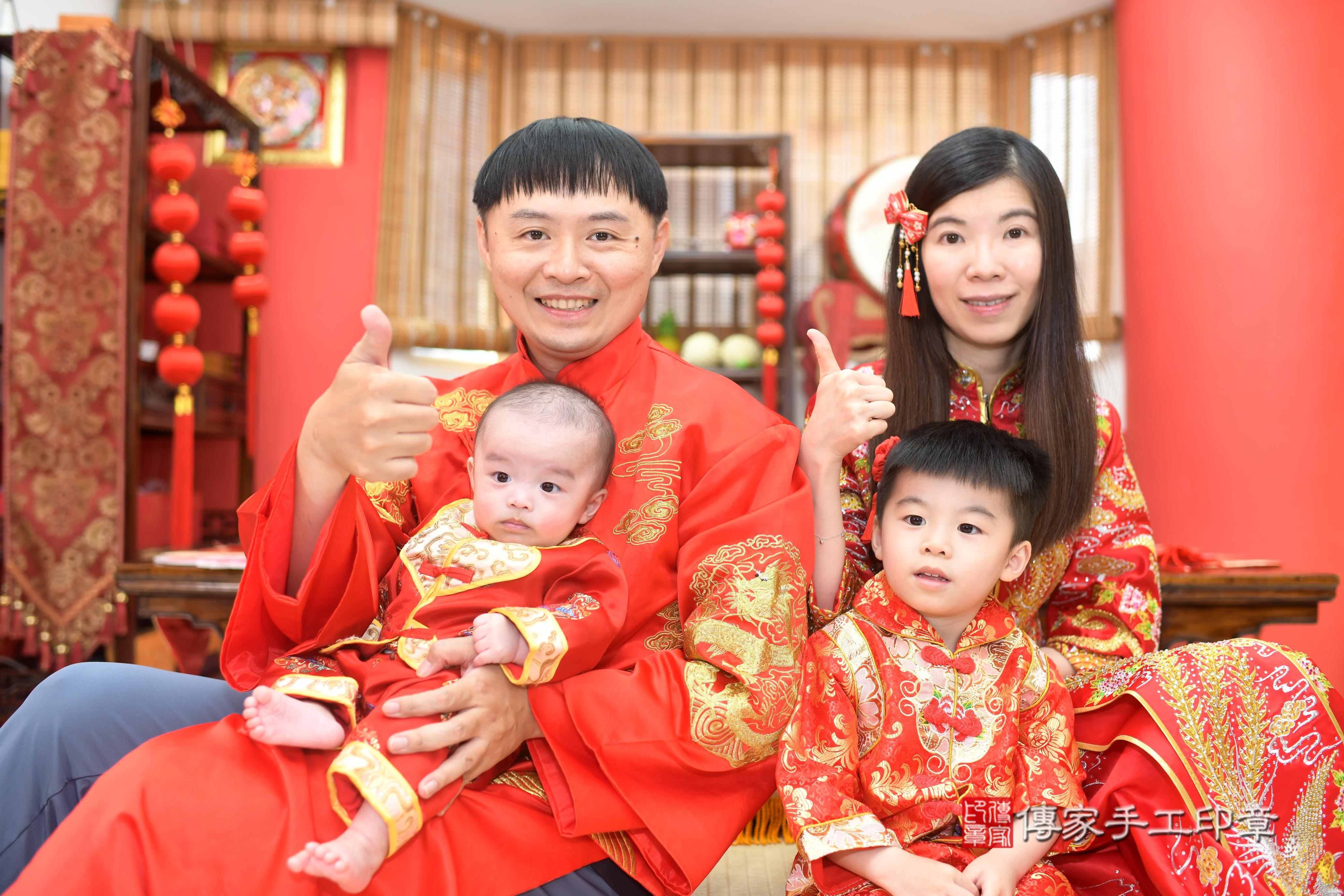 傳家手工印章高雄店、抓周、度脺、中國風會場、傳家嬰兒古禮、吉祥話、抓周道具物品24種、拍照。抓周證書。寶寶抓周、滿周歲、生日快樂、祝福