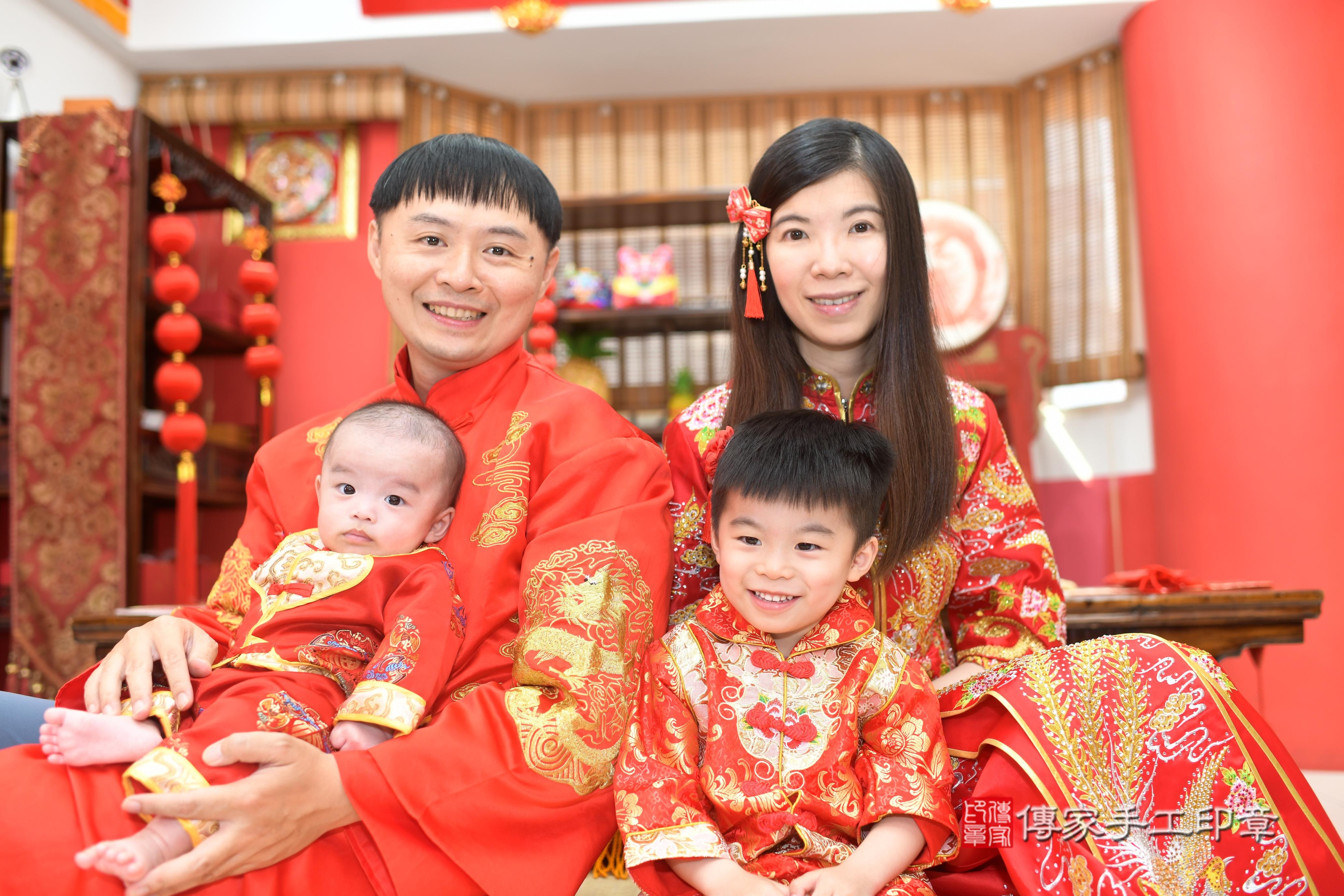 傳家手工印章高雄店、抓周、度脺、中國風會場、傳家嬰兒古禮、吉祥話、抓周道具物品24種、拍照。抓周證書。寶寶抓周、滿周歲、生日快樂、祝福