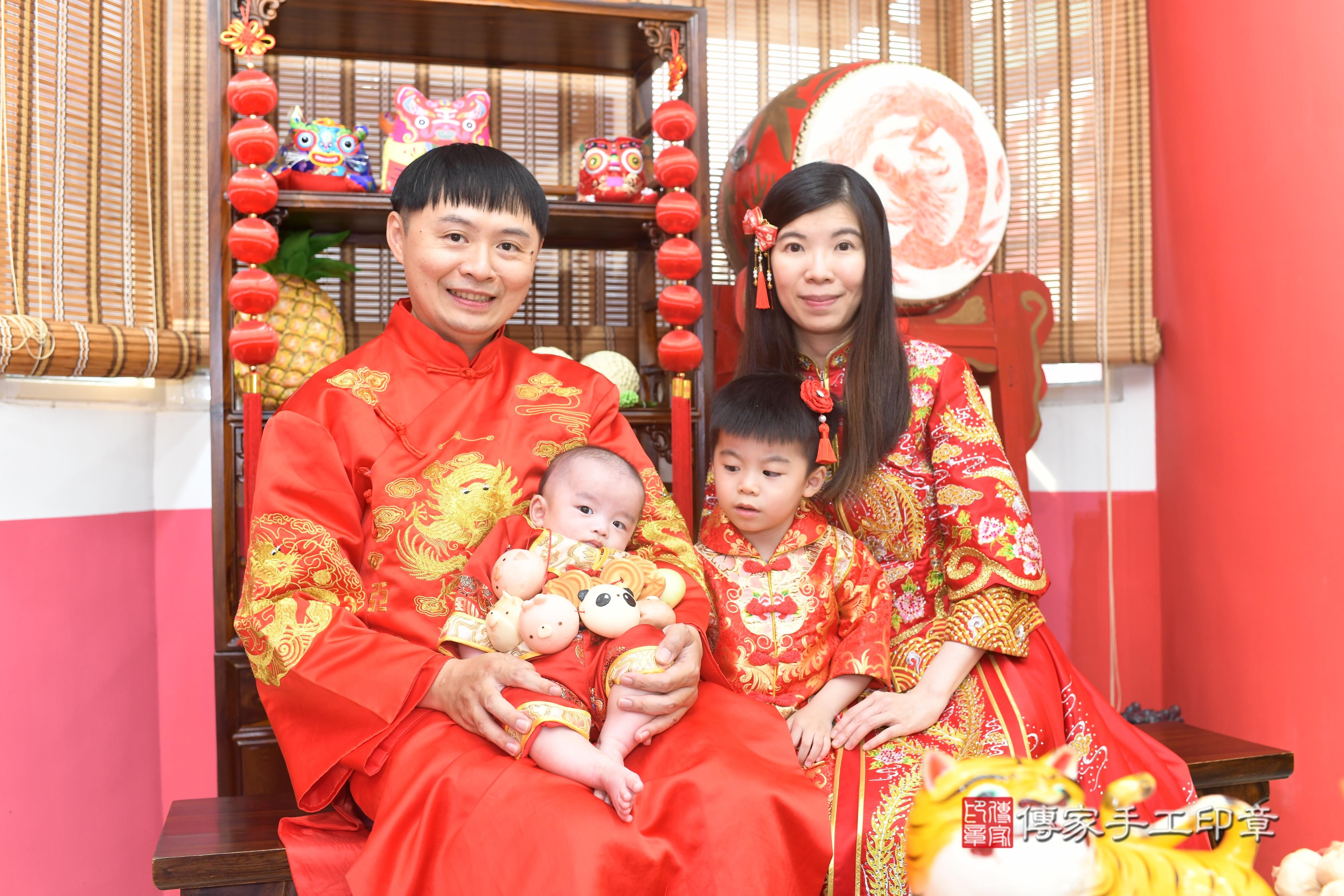 傳家手工印章高雄店、抓周、度脺、中國風會場、傳家嬰兒古禮、吉祥話、抓周道具物品24種、拍照。抓周證書。寶寶抓周、滿周歲、生日快樂、祝福
