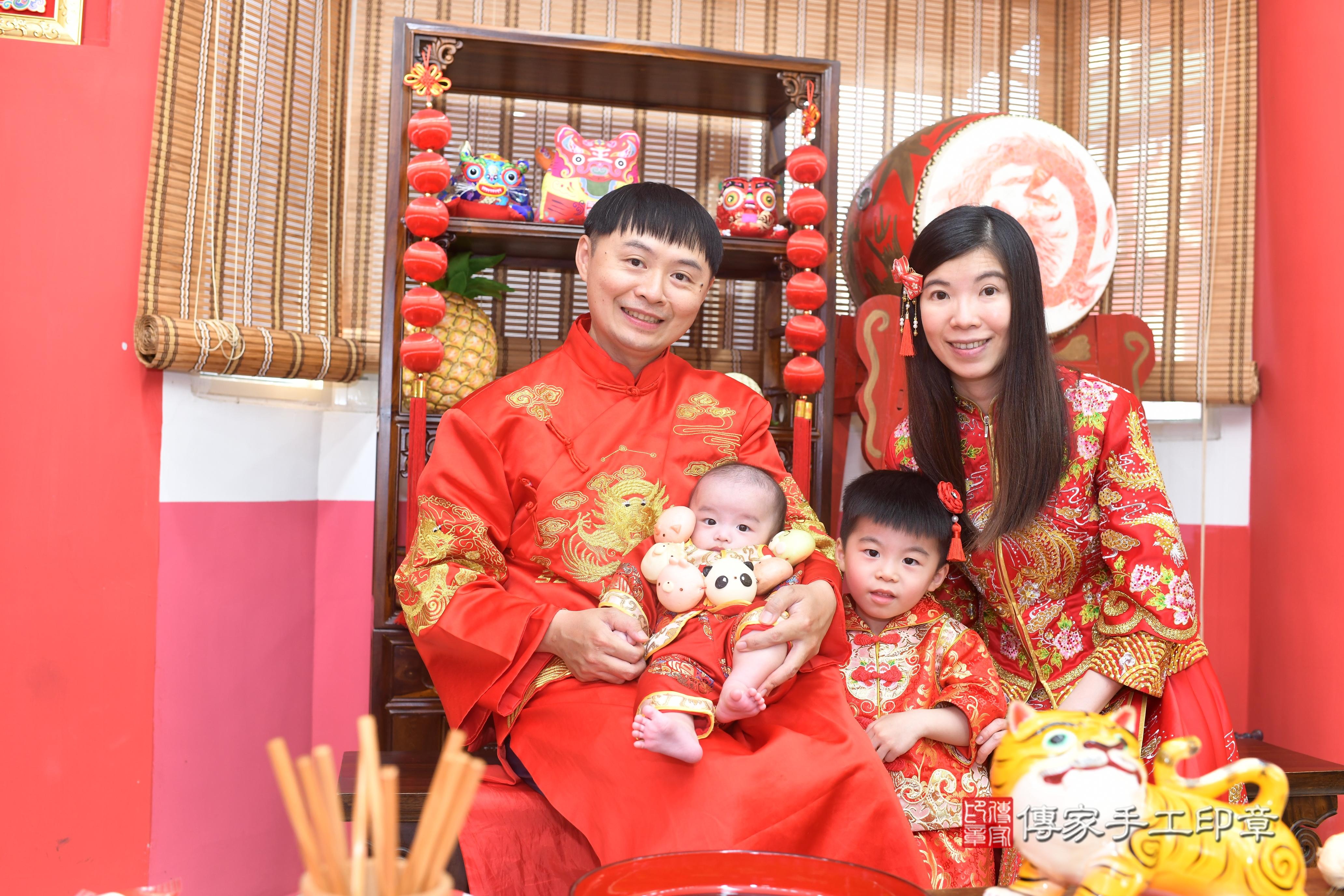 傳家手工印章高雄店、抓周、度脺、中國風會場、傳家嬰兒古禮、吉祥話、抓周道具物品24種、拍照。抓周證書。寶寶抓周、滿周歲、生日快樂、祝福