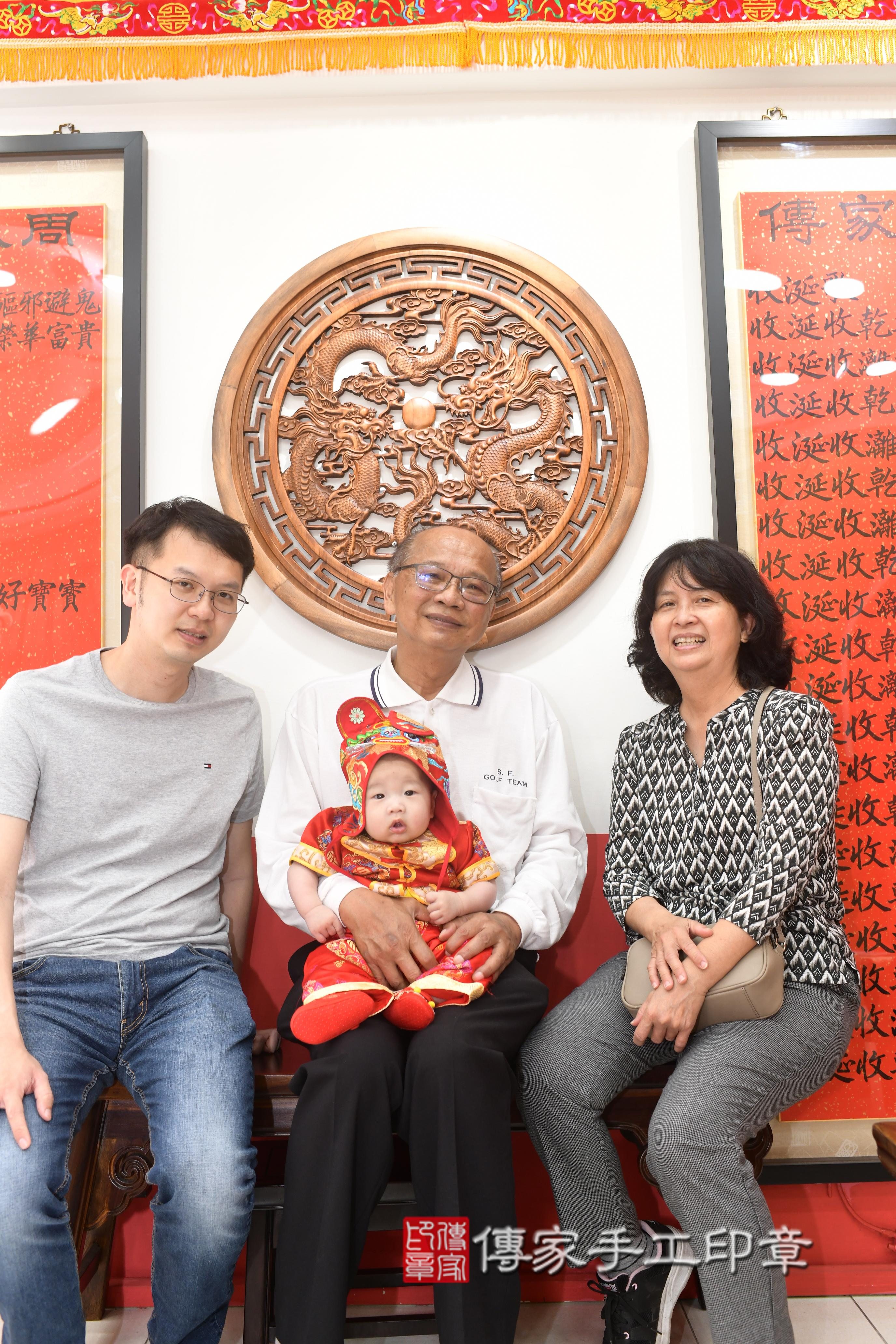 傳家手工印章高雄店、抓周、度脺、中國風會場、傳家嬰兒古禮、吉祥話、抓周道具物品24種、拍照。抓周證書。寶寶抓周、滿周歲、生日快樂、祝福