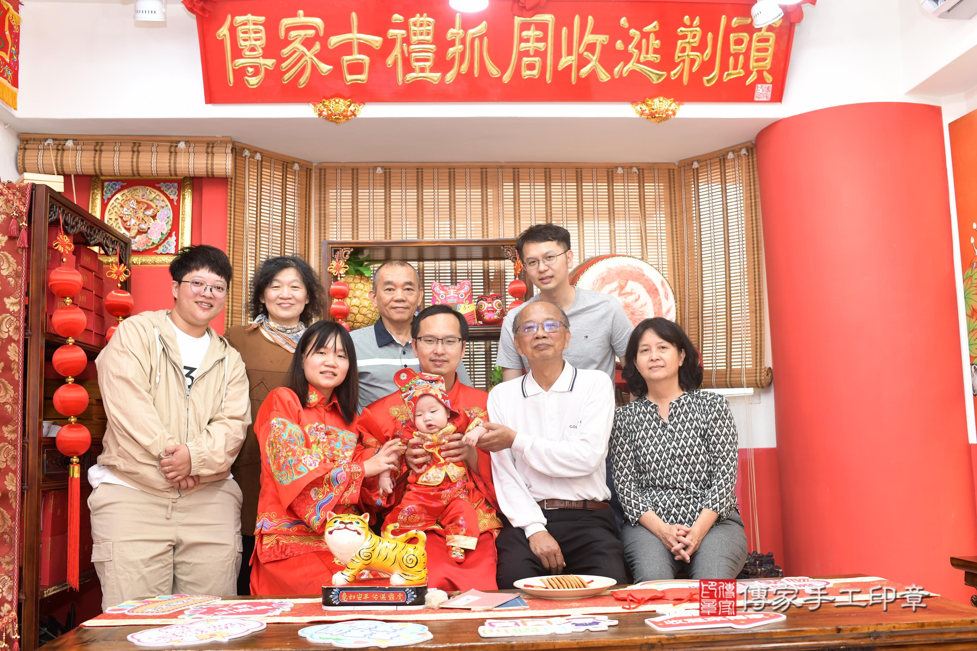 傳家手工印章高雄店、抓周、度脺、中國風會場、傳家嬰兒古禮、吉祥話、抓周道具物品24種、拍照。抓周證書。寶寶抓周、滿周歲、生日快樂、祝福