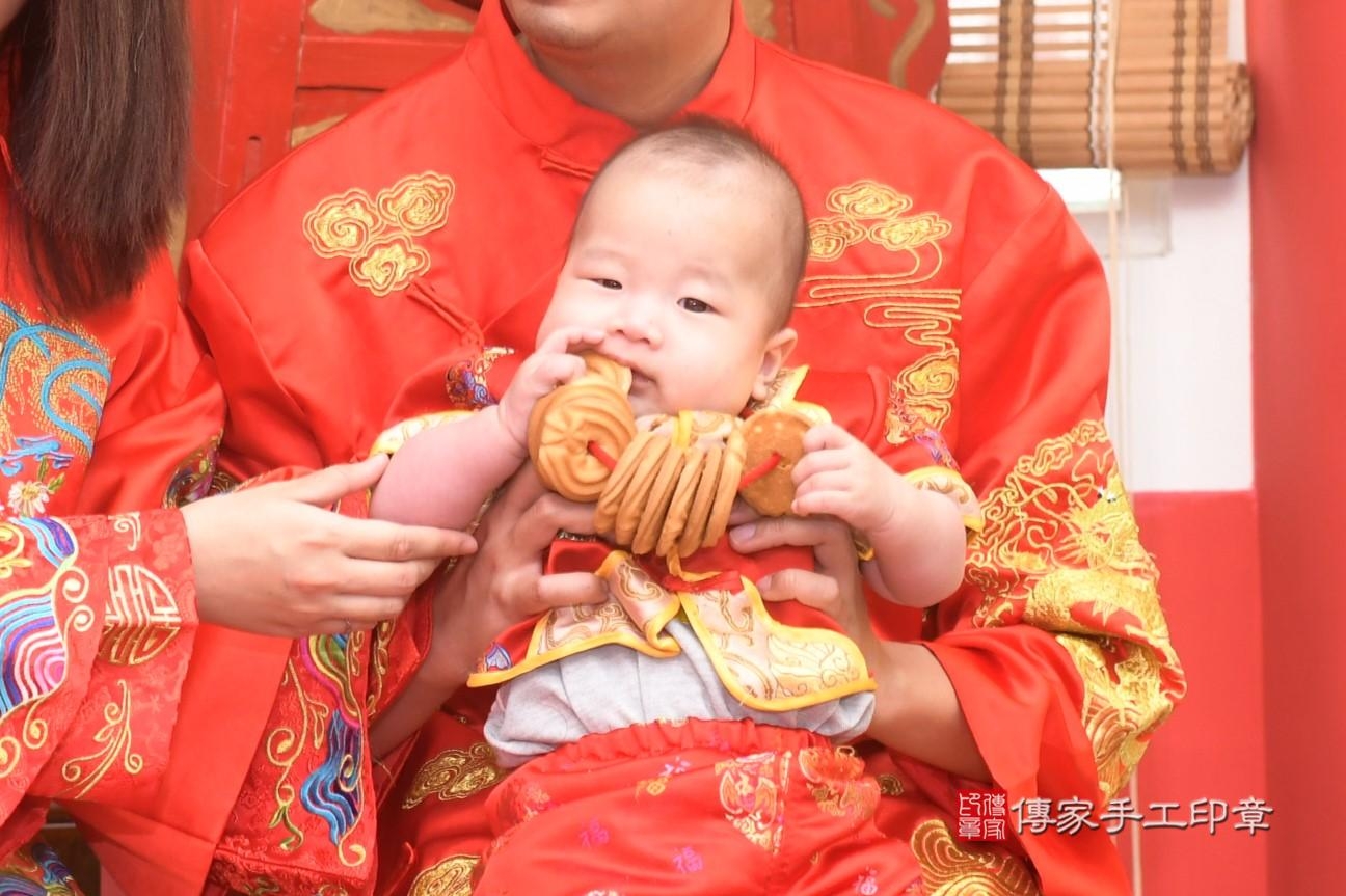 傳家手工印章高雄店、抓周、度脺、中國風會場、傳家嬰兒古禮、吉祥話、抓周道具物品24種、拍照。抓周證書。寶寶抓周、滿周歲、生日快樂、祝福