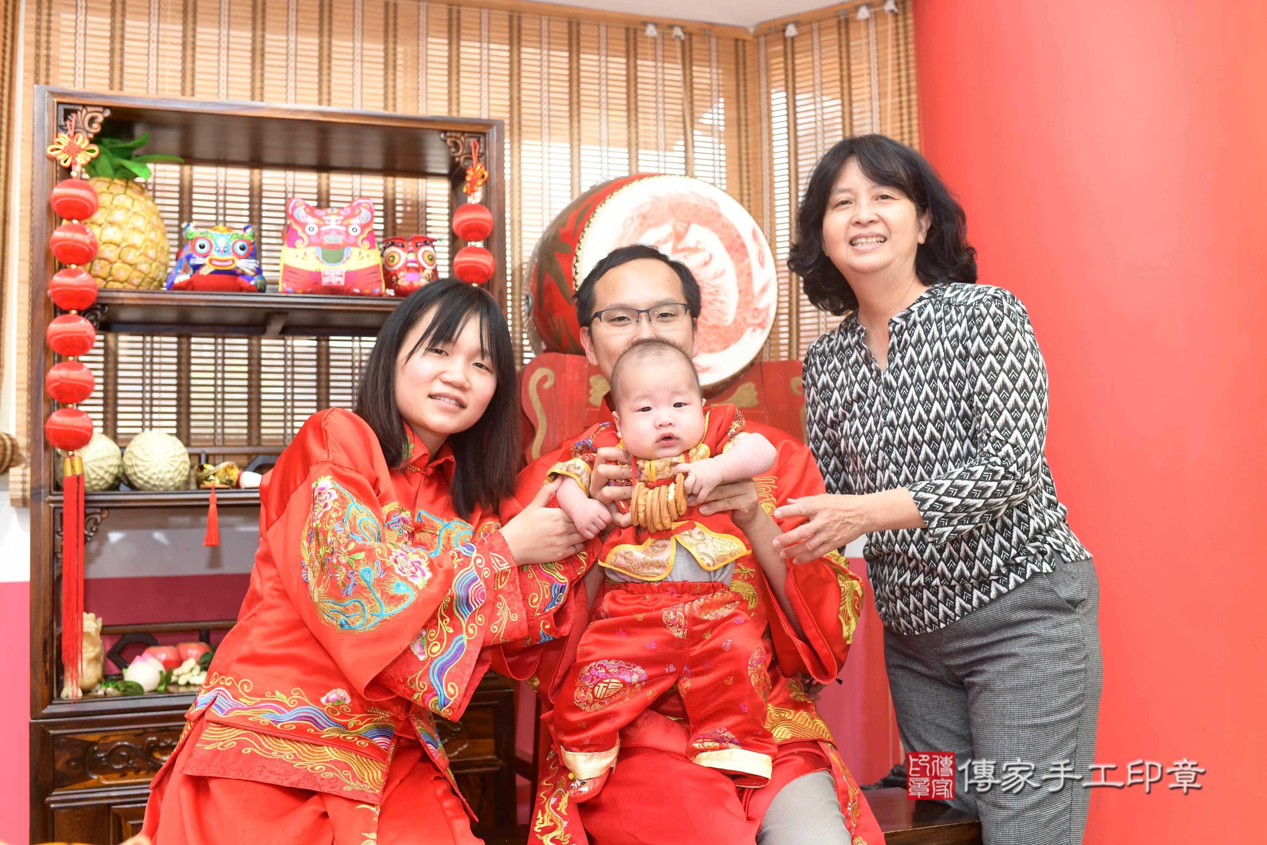傳家手工印章高雄店、抓周、度脺、中國風會場、傳家嬰兒古禮、吉祥話、抓周道具物品24種、拍照。抓周證書。寶寶抓周、滿周歲、生日快樂、祝福