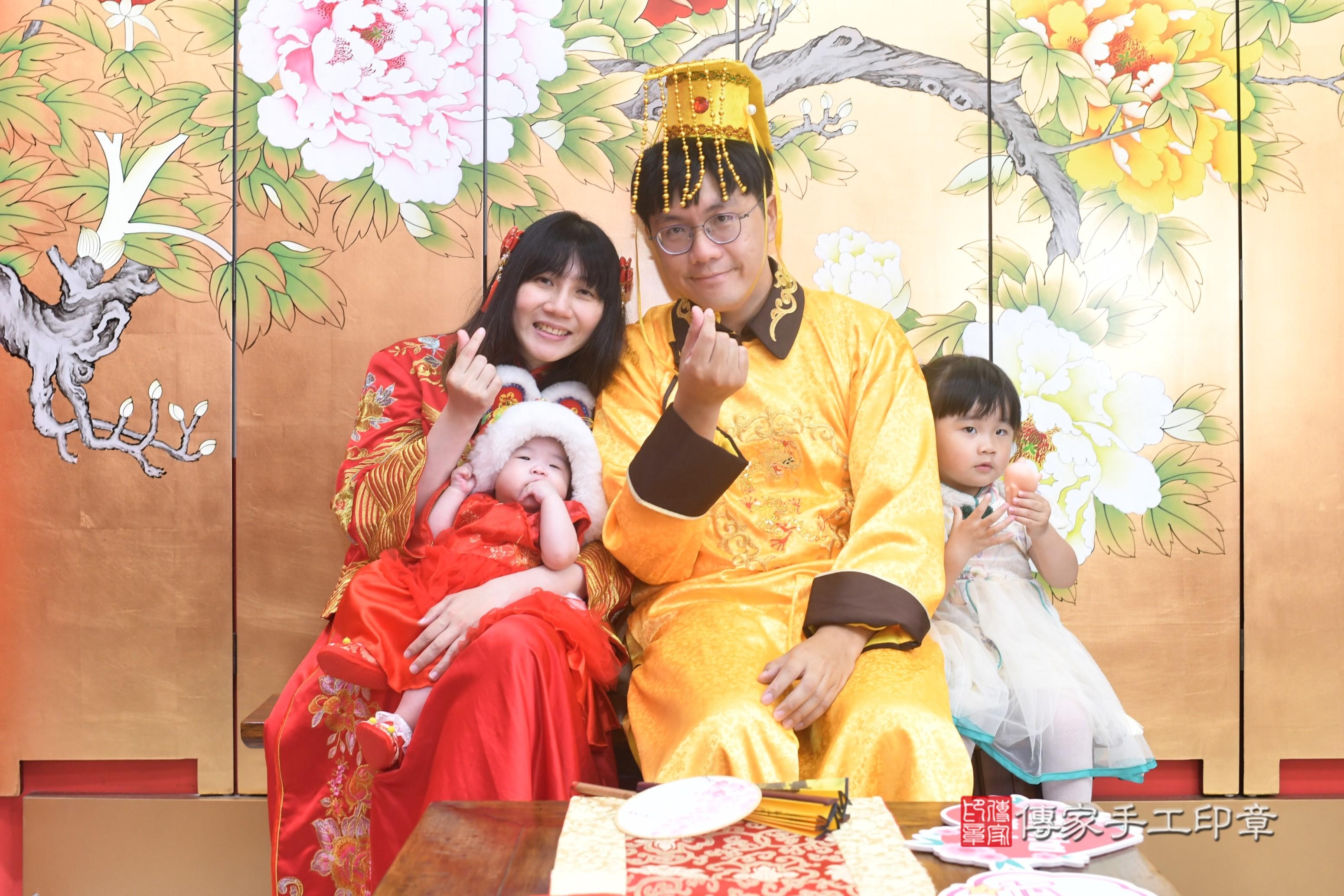 傳家手工印章高雄店、抓周、度脺、中國風會場、傳家嬰兒古禮、吉祥話、抓周道具物品24種、拍照。抓周證書。寶寶抓周、滿周歲、生日快樂、祝福