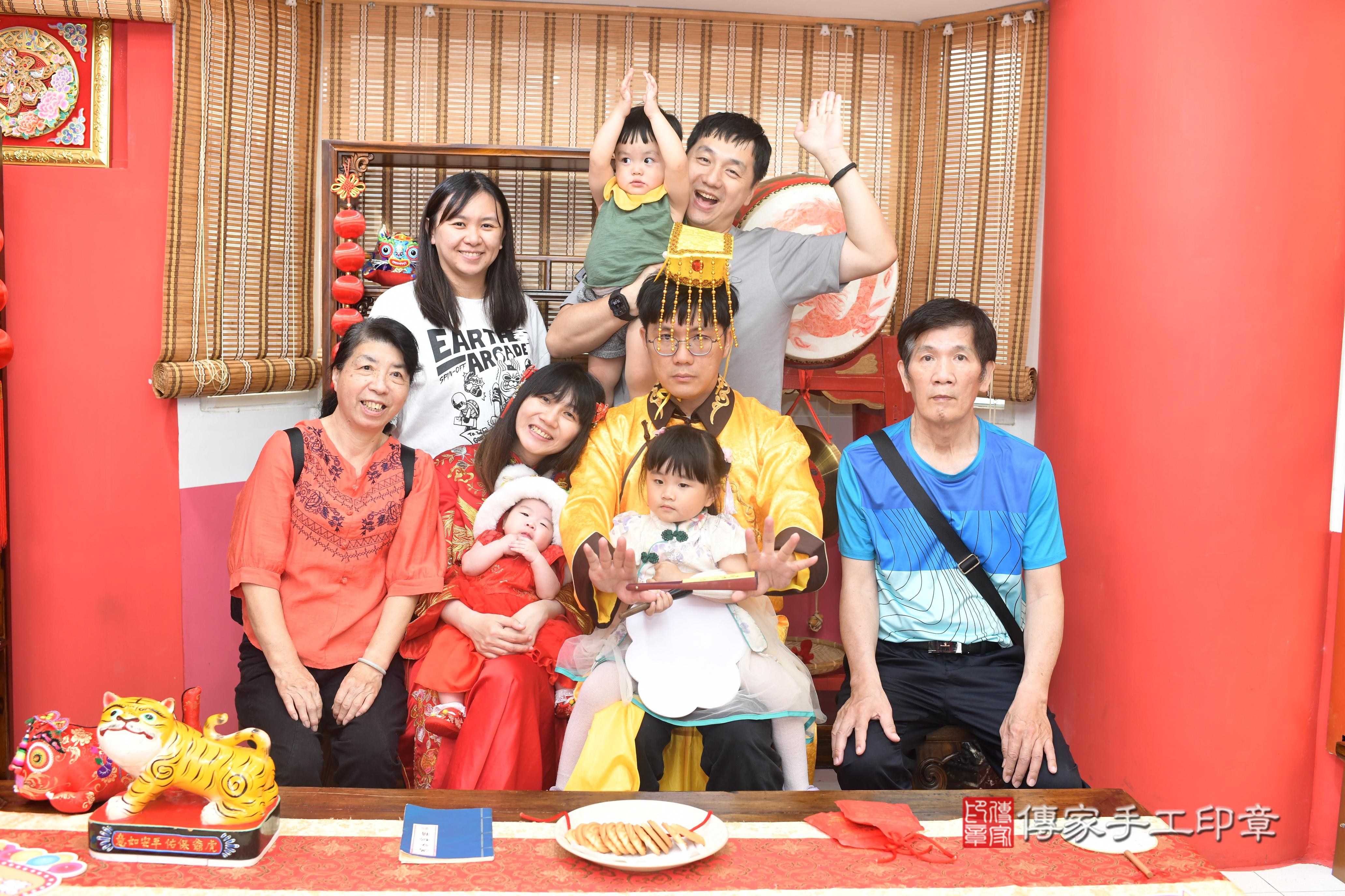 傳家手工印章高雄店、抓周、度脺、中國風會場、傳家嬰兒古禮、吉祥話、抓周道具物品24種、拍照。抓周證書。寶寶抓周、滿周歲、生日快樂、祝福