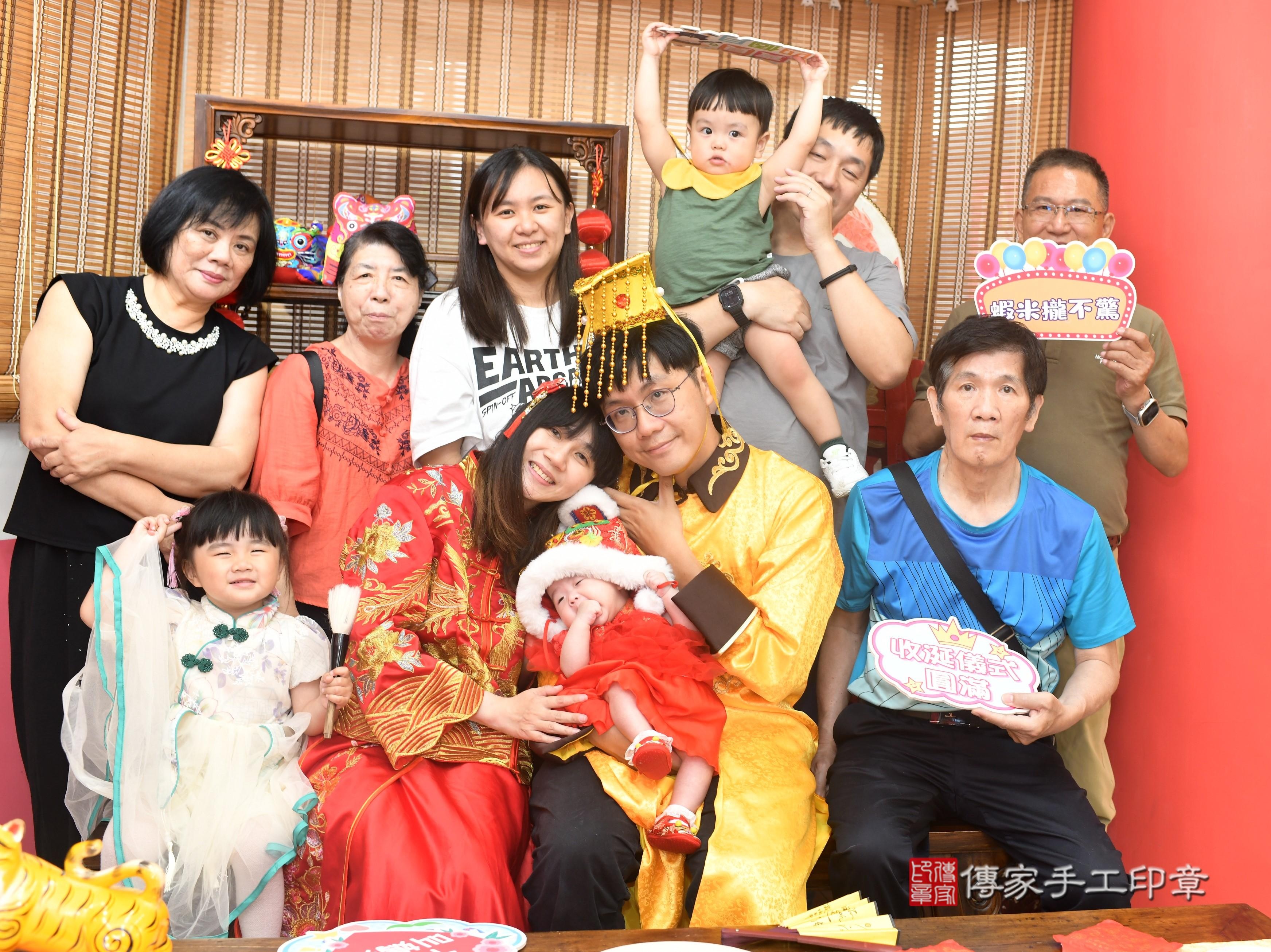 傳家手工印章高雄店、抓周、度脺、中國風會場、傳家嬰兒古禮、吉祥話、抓周道具物品24種、拍照。抓周證書。寶寶抓周、滿周歲、生日快樂、祝福