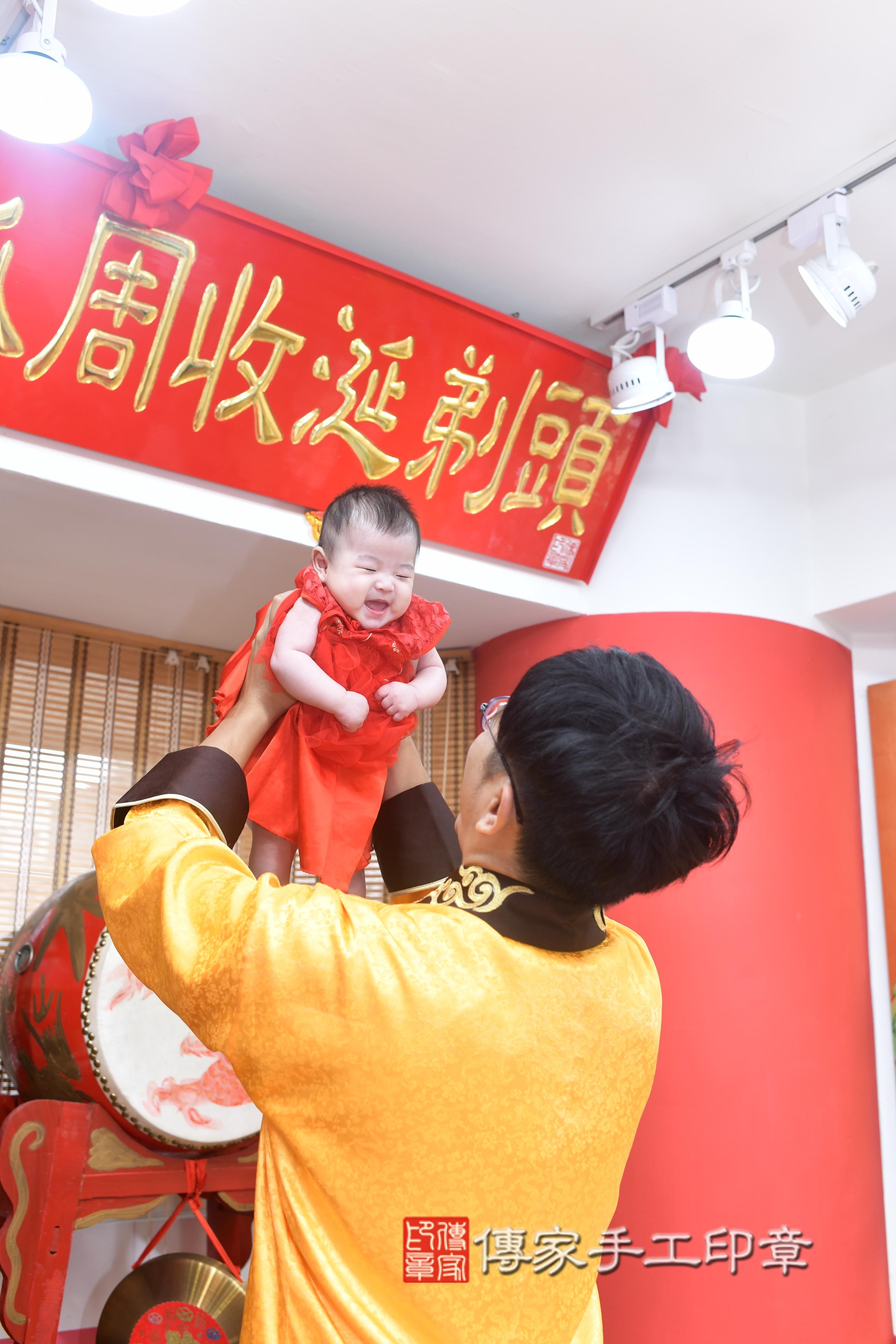 傳家手工印章高雄店、抓周、度脺、中國風會場、傳家嬰兒古禮、吉祥話、抓周道具物品24種、拍照。抓周證書。寶寶抓周、滿周歲、生日快樂、祝福
