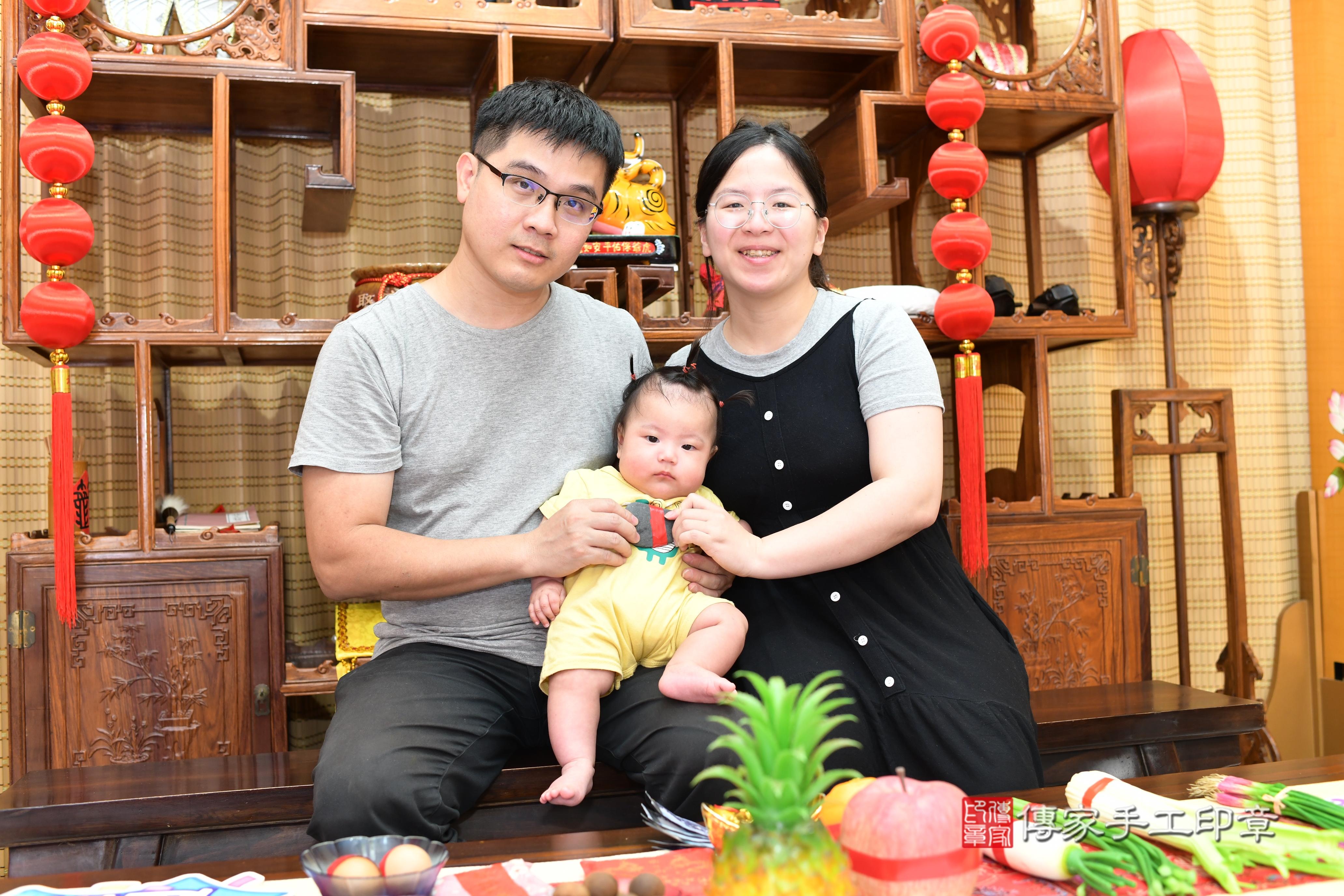 傳家手工印章台南店、抓周、度脺、中國風會場、傳家嬰兒古禮、吉祥話、抓周道具物品24種、拍照。抓周證書。寶寶抓周、滿周歲、生日快樂、祝福