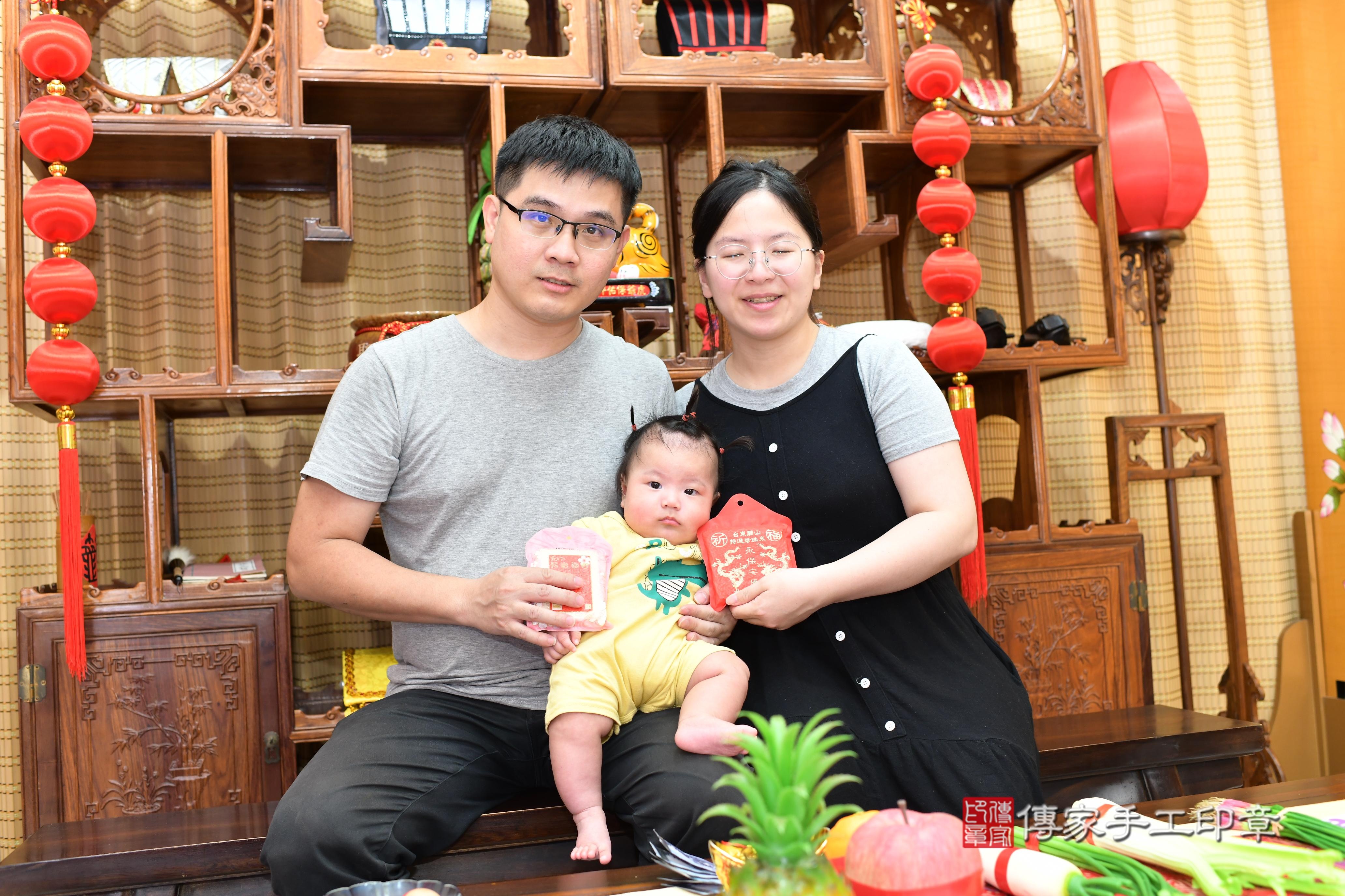 傳家手工印章台南店、抓周、度脺、中國風會場、傳家嬰兒古禮、吉祥話、抓周道具物品24種、拍照。抓周證書。寶寶抓周、滿周歲、生日快樂、祝福