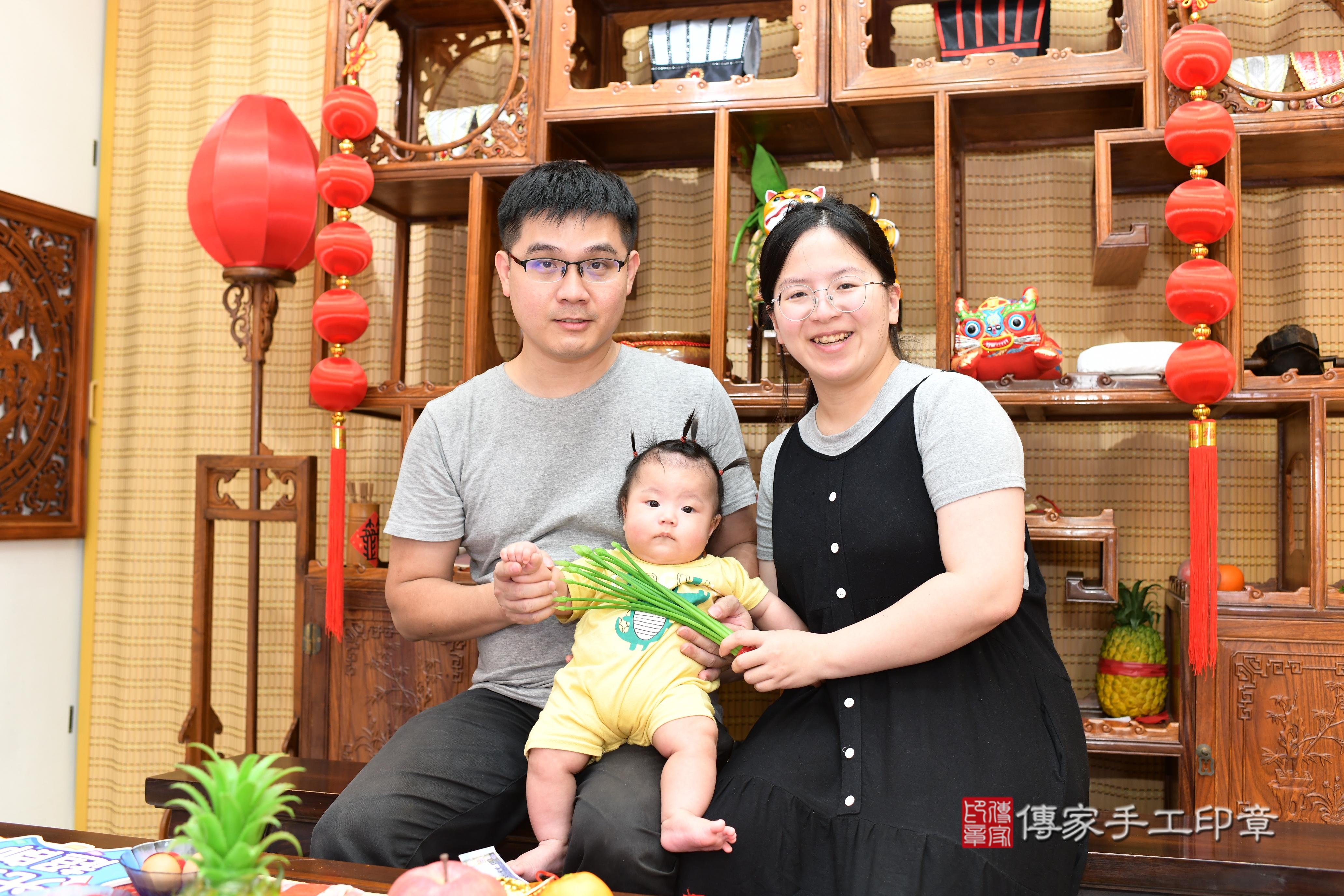 傳家手工印章台南店、抓周、度脺、中國風會場、傳家嬰兒古禮、吉祥話、抓周道具物品24種、拍照。抓周證書。寶寶抓周、滿周歲、生日快樂、祝福