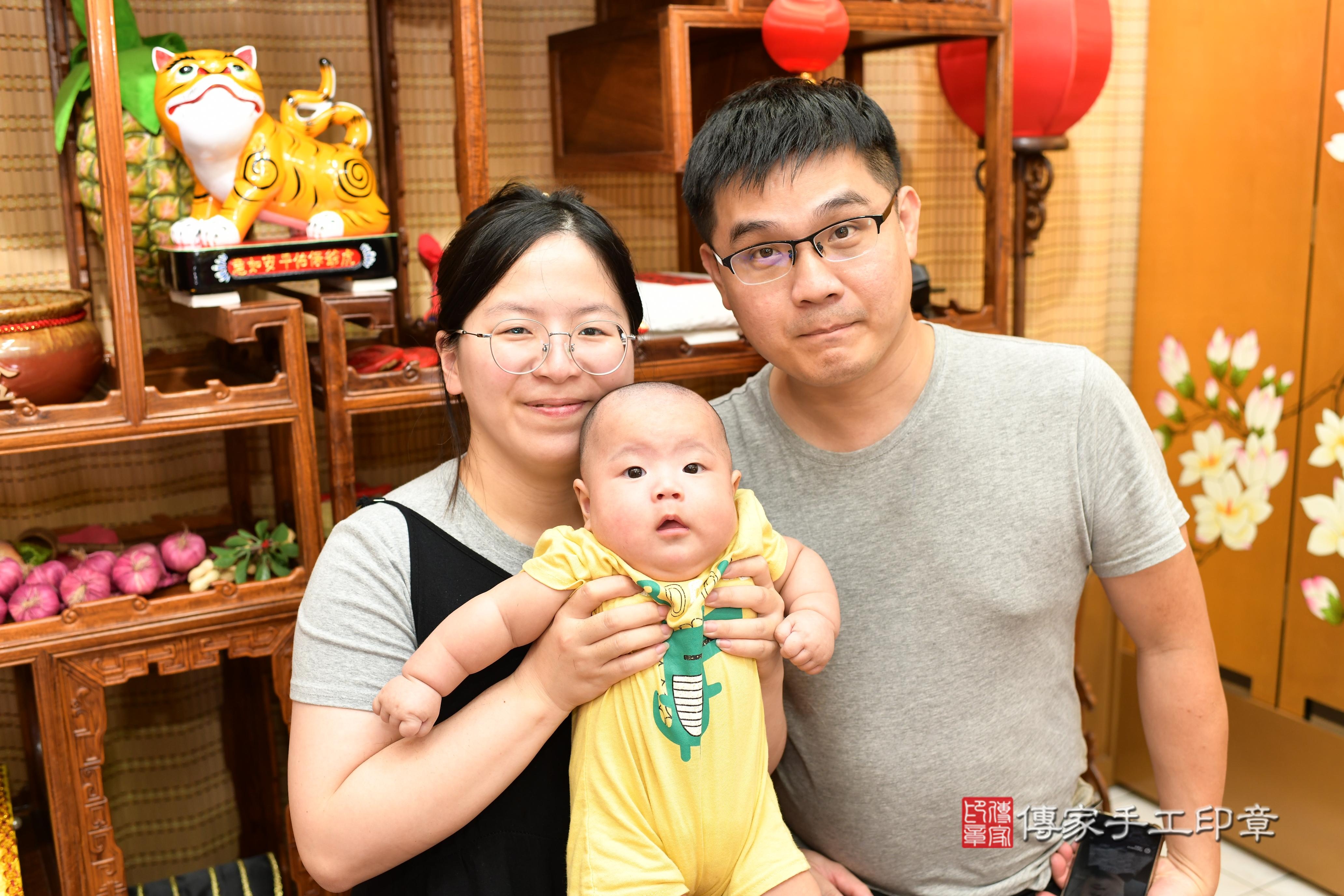 傳家手工印章台南店、抓周、度脺、中國風會場、傳家嬰兒古禮、吉祥話、抓周道具物品24種、拍照。抓周證書。寶寶抓周、滿周歲、生日快樂、祝福