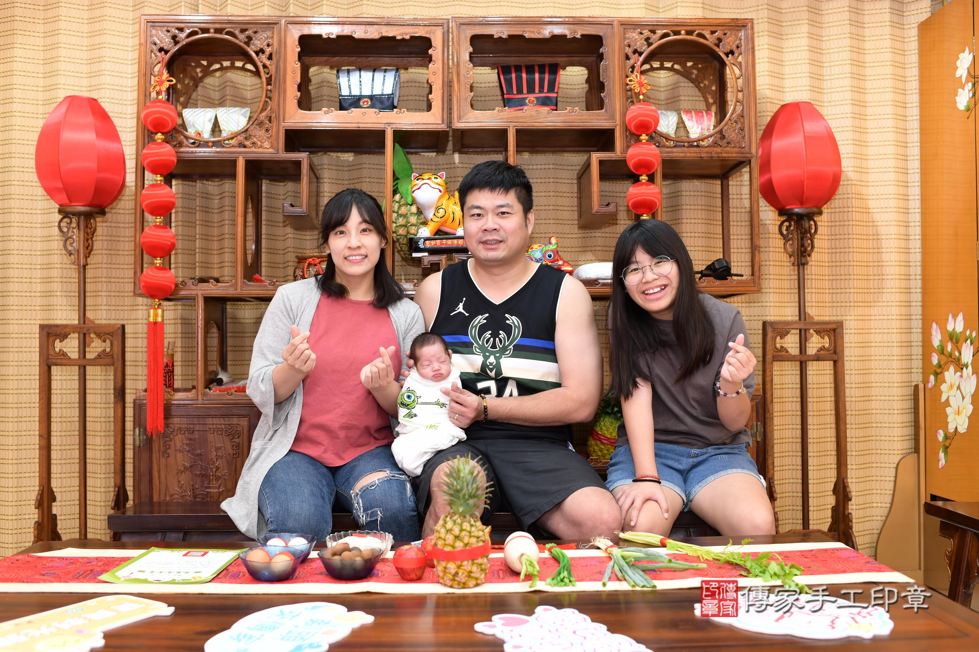 傳家手工印章台南店、抓周、度脺、中國風會場、傳家嬰兒古禮、吉祥話、抓周道具物品24種、拍照。抓周證書。寶寶抓周、滿周歲、生日快樂、祝福