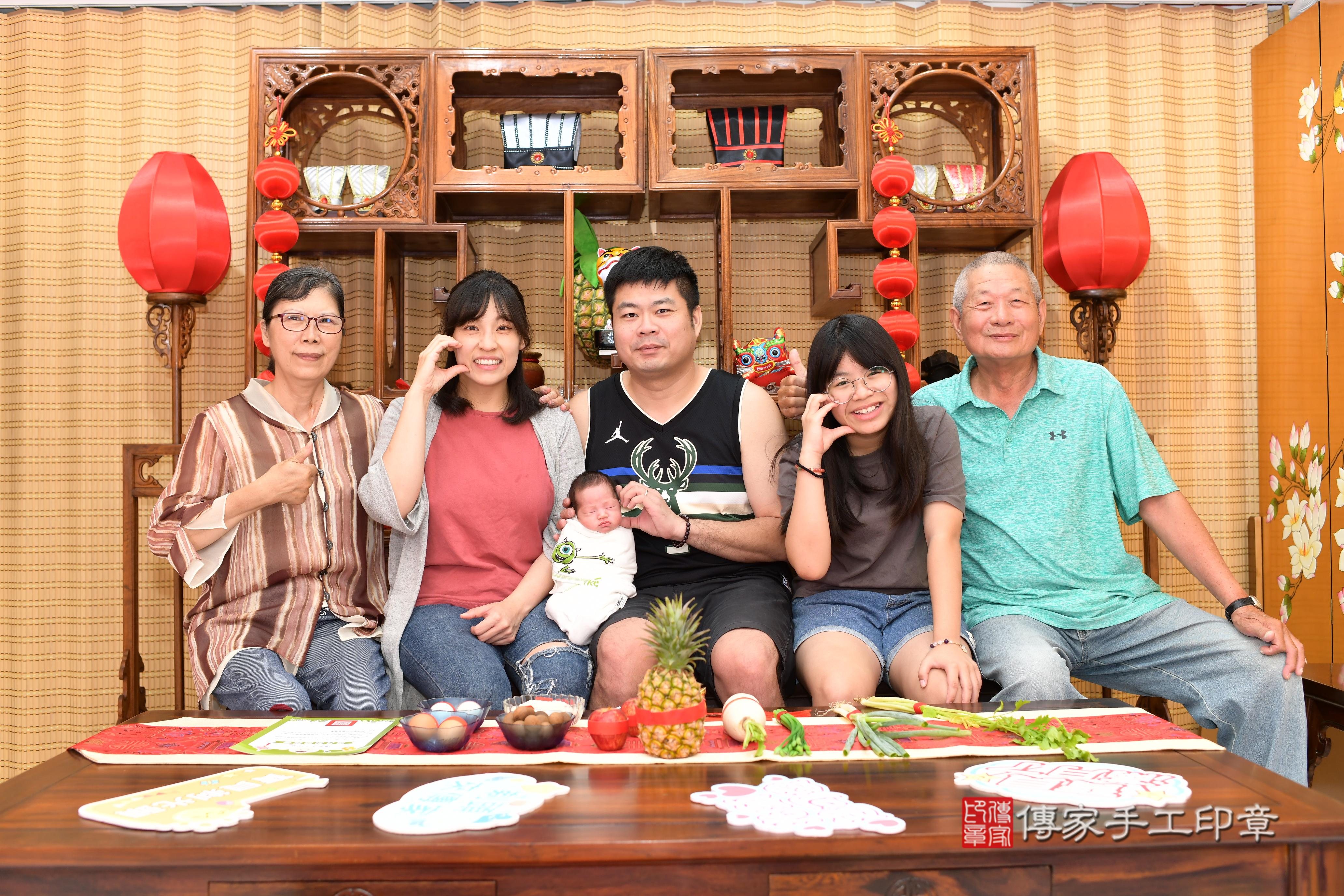 傳家手工印章台南店、抓周、度脺、中國風會場、傳家嬰兒古禮、吉祥話、抓周道具物品24種、拍照。抓周證書。寶寶抓周、滿周歲、生日快樂、祝福