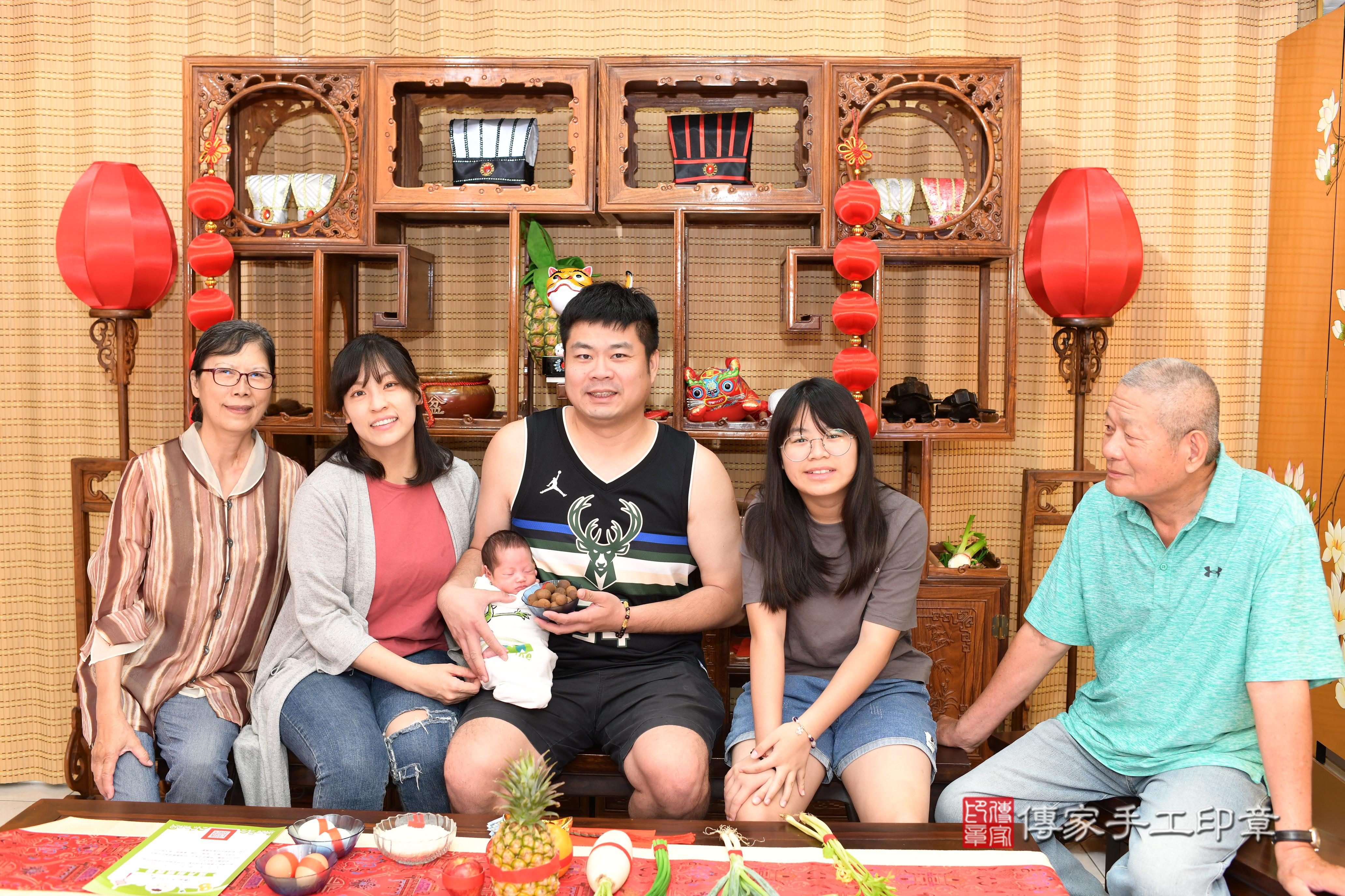傳家手工印章台南店、抓周、度脺、中國風會場、傳家嬰兒古禮、吉祥話、抓周道具物品24種、拍照。抓周證書。寶寶抓周、滿周歲、生日快樂、祝福