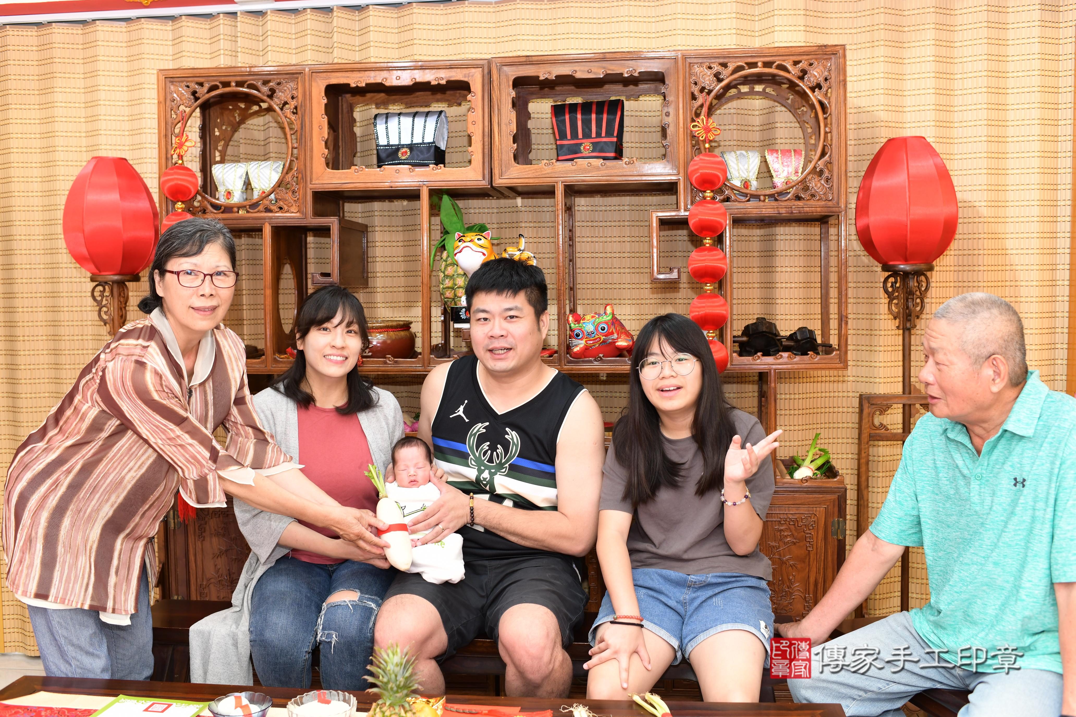 傳家手工印章台南店、抓周、度脺、中國風會場、傳家嬰兒古禮、吉祥話、抓周道具物品24種、拍照。抓周證書。寶寶抓周、滿周歲、生日快樂、祝福