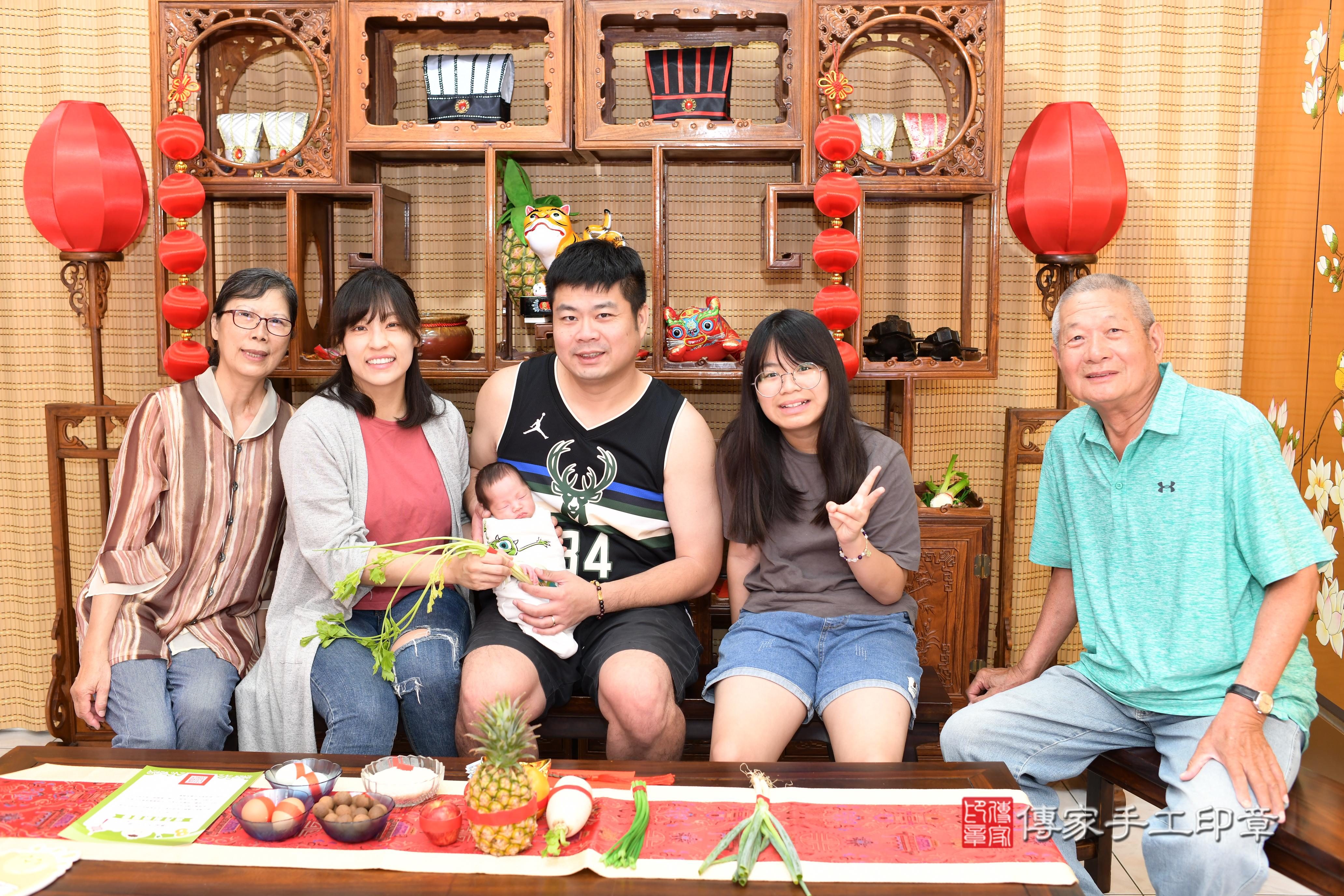 傳家手工印章台南店、抓周、度脺、中國風會場、傳家嬰兒古禮、吉祥話、抓周道具物品24種、拍照。抓周證書。寶寶抓周、滿周歲、生日快樂、祝福