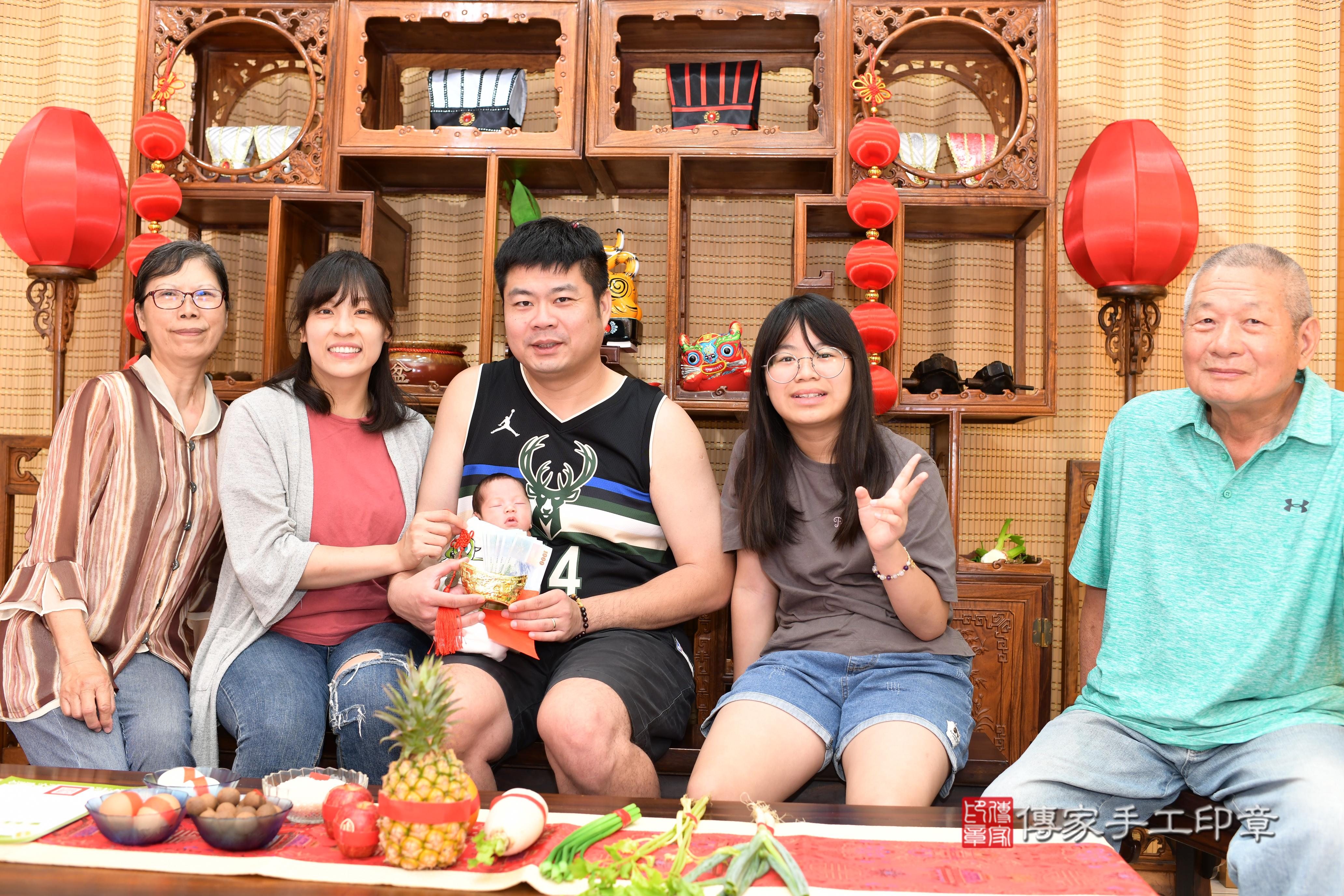 傳家手工印章台南店、抓周、度脺、中國風會場、傳家嬰兒古禮、吉祥話、抓周道具物品24種、拍照。抓周證書。寶寶抓周、滿周歲、生日快樂、祝福