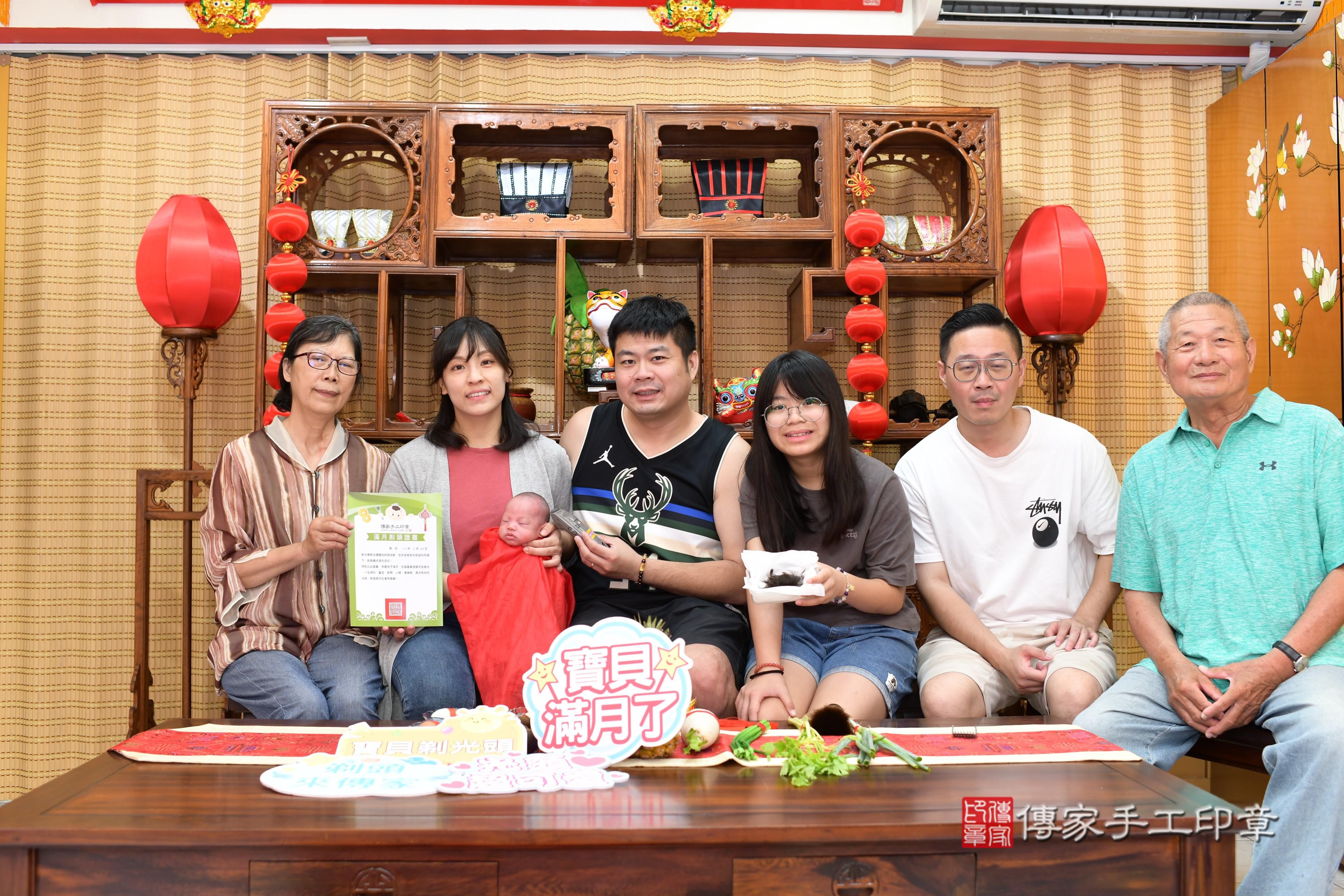 傳家手工印章台南店、抓周、度脺、中國風會場、傳家嬰兒古禮、吉祥話、抓周道具物品24種、拍照。抓周證書。寶寶抓周、滿周歲、生日快樂、祝福