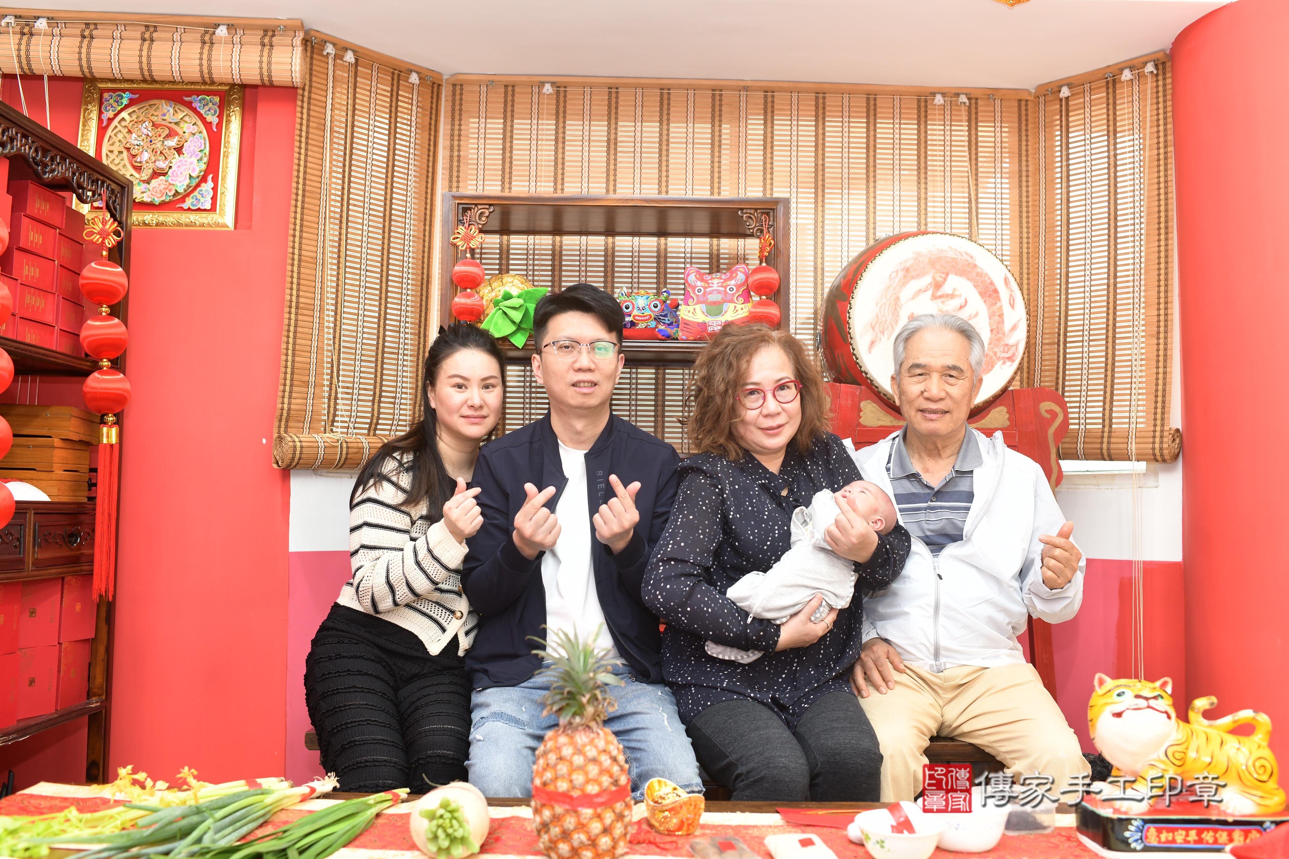 傳家手工印章高雄店、抓周、度脺、中國風會場、傳家嬰兒古禮、吉祥話、抓周道具物品24種、拍照。抓周證書。寶寶抓周、滿周歲、生日快樂、祝福