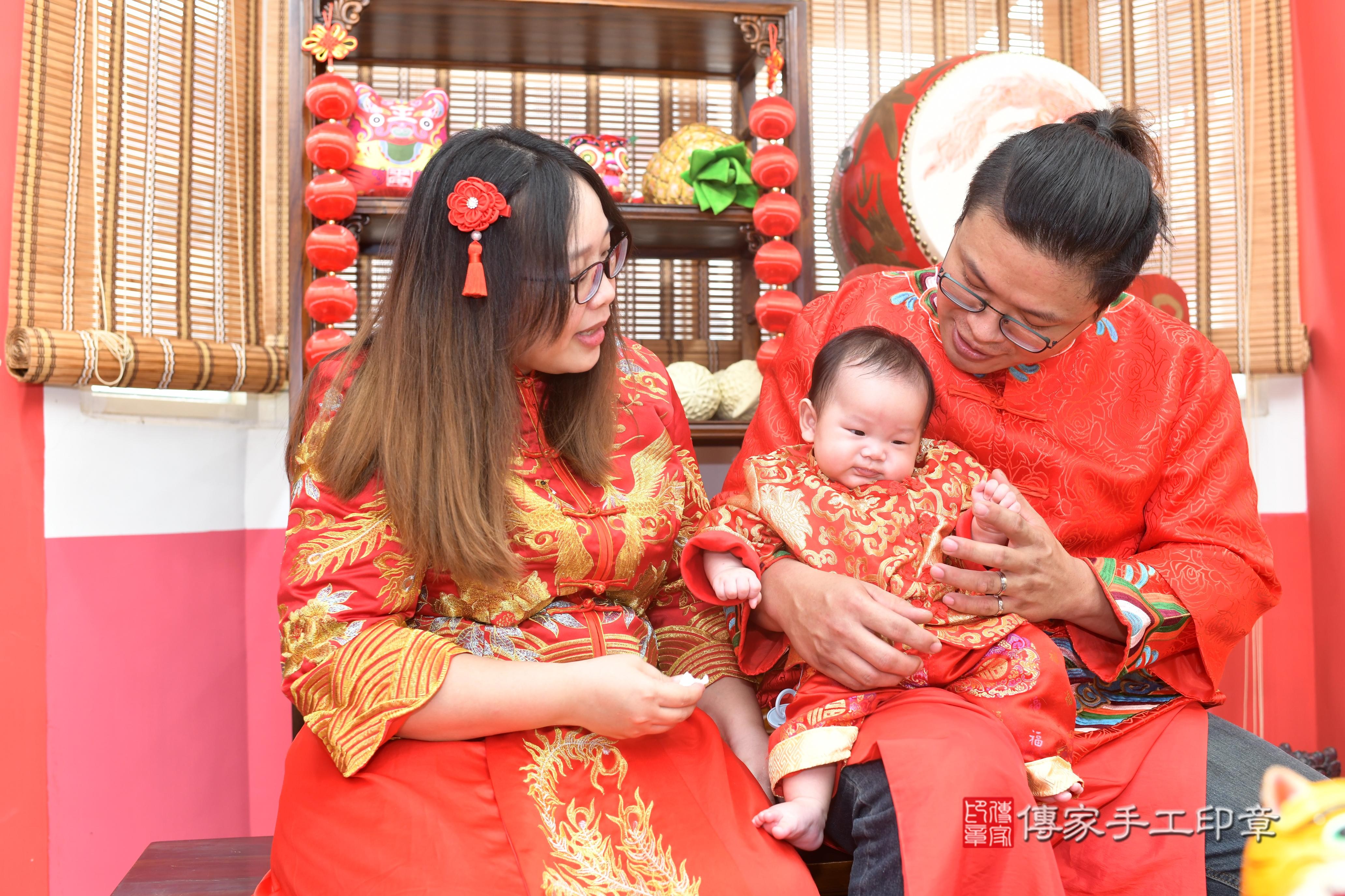 傳家手工印章高雄店、抓周、度脺、中國風會場、傳家嬰兒古禮、吉祥話、抓周道具物品24種、拍照。抓周證書。寶寶抓周、滿周歲、生日快樂、祝福