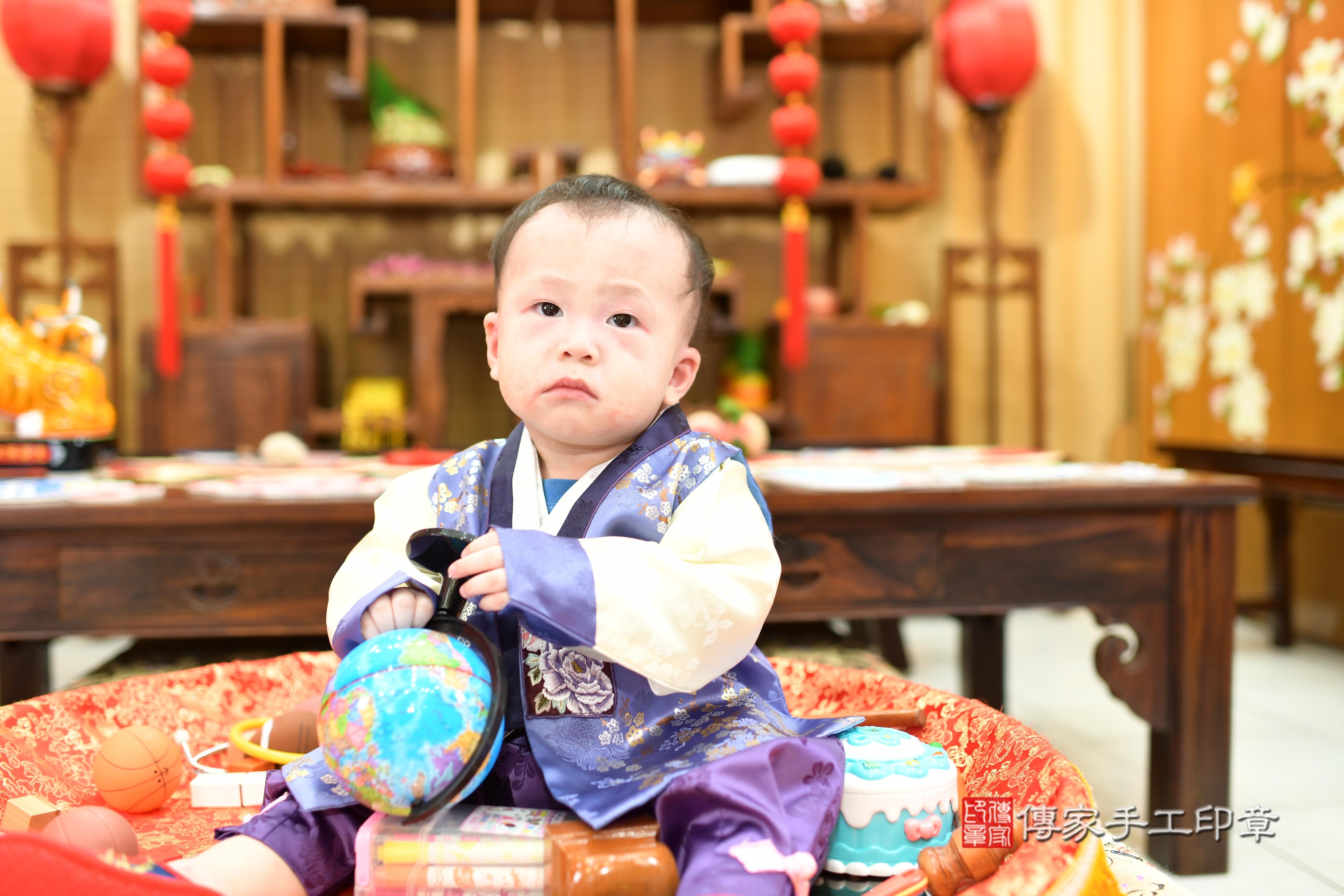 傳家手工印章台南店、抓周、度脺、中國風會場、傳家嬰兒古禮、吉祥話、抓周道具物品24種、拍照。抓周證書。寶寶抓周、滿周歲、生日快樂、祝福