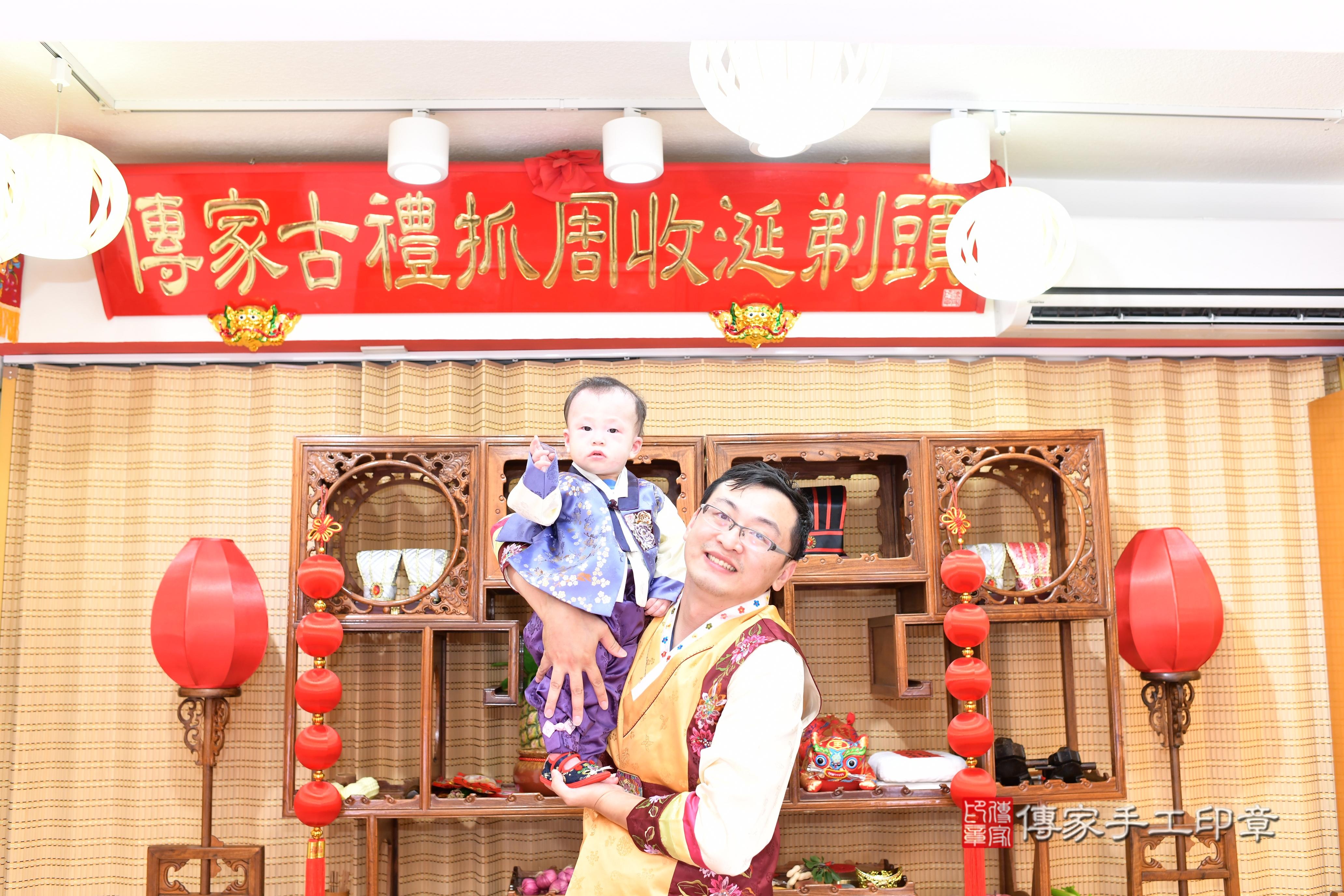 傳家手工印章台南店、抓周、度脺、中國風會場、傳家嬰兒古禮、吉祥話、抓周道具物品24種、拍照。抓周證書。寶寶抓周、滿周歲、生日快樂、祝福