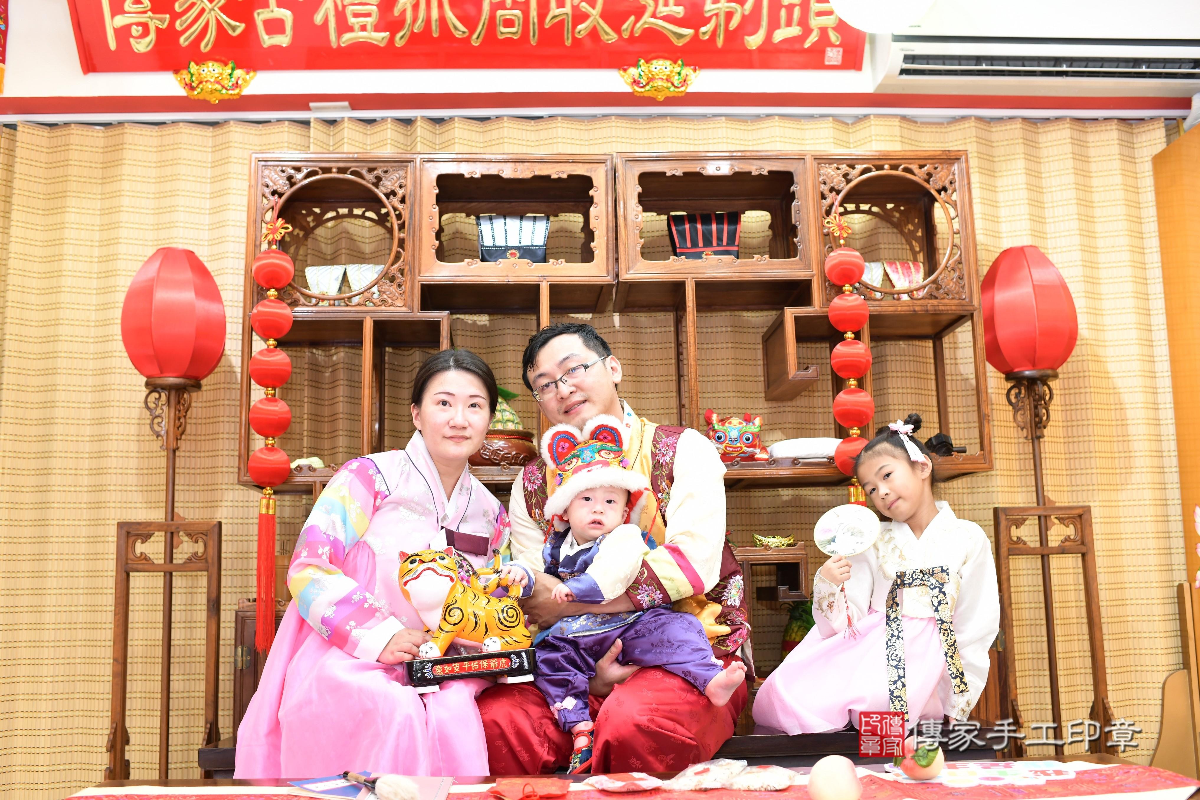 傳家手工印章台南店、抓周、度脺、中國風會場、傳家嬰兒古禮、吉祥話、抓周道具物品24種、拍照。抓周證書。寶寶抓周、滿周歲、生日快樂、祝福