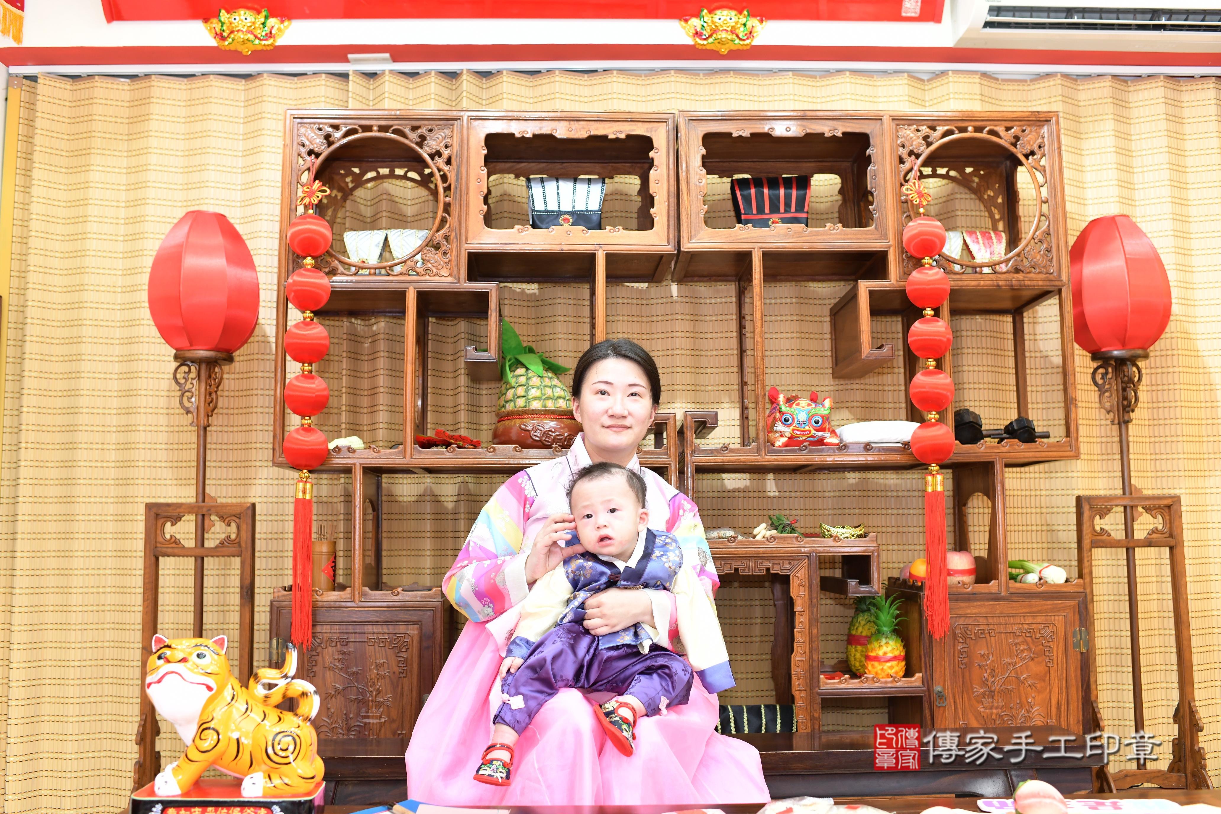 傳家手工印章台南店、抓周、度脺、中國風會場、傳家嬰兒古禮、吉祥話、抓周道具物品24種、拍照。抓周證書。寶寶抓周、滿周歲、生日快樂、祝福