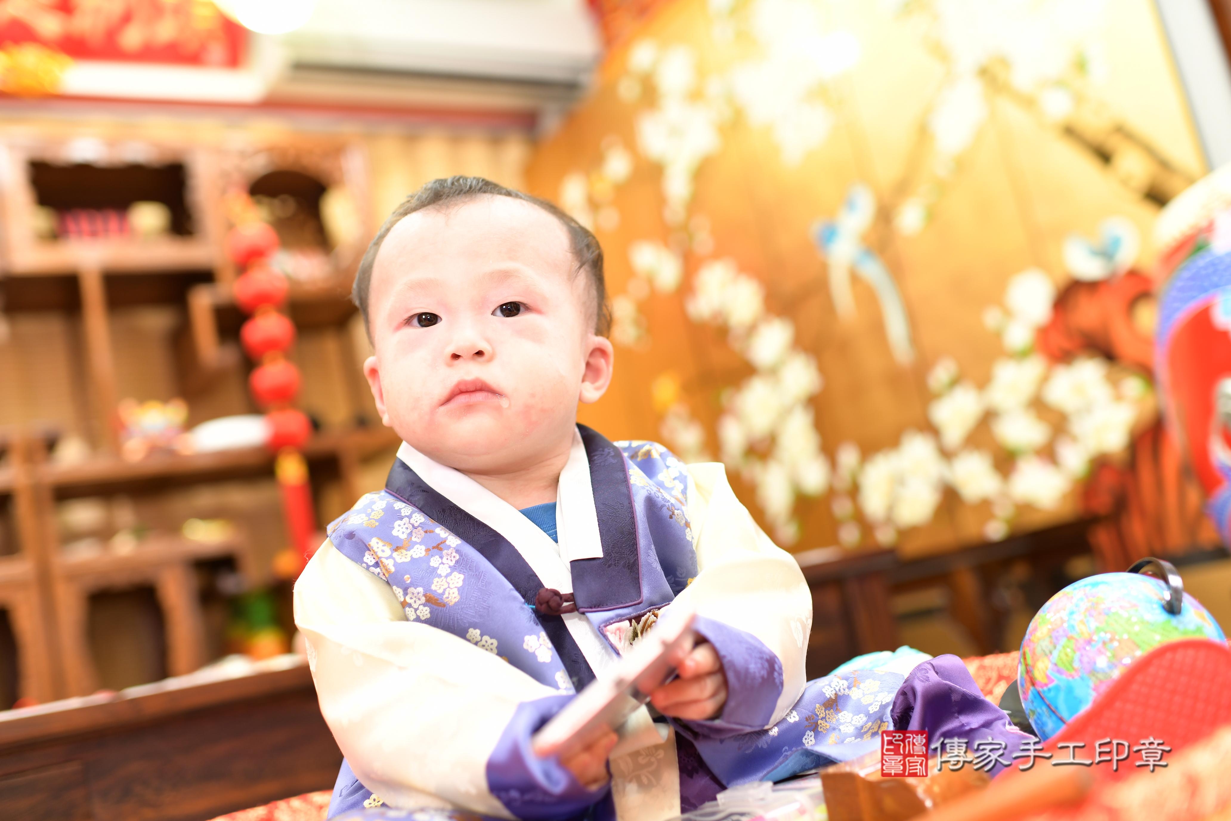 傳家手工印章台南店、抓周、度脺、中國風會場、傳家嬰兒古禮、吉祥話、抓周道具物品24種、拍照。抓周證書。寶寶抓周、滿周歲、生日快樂、祝福