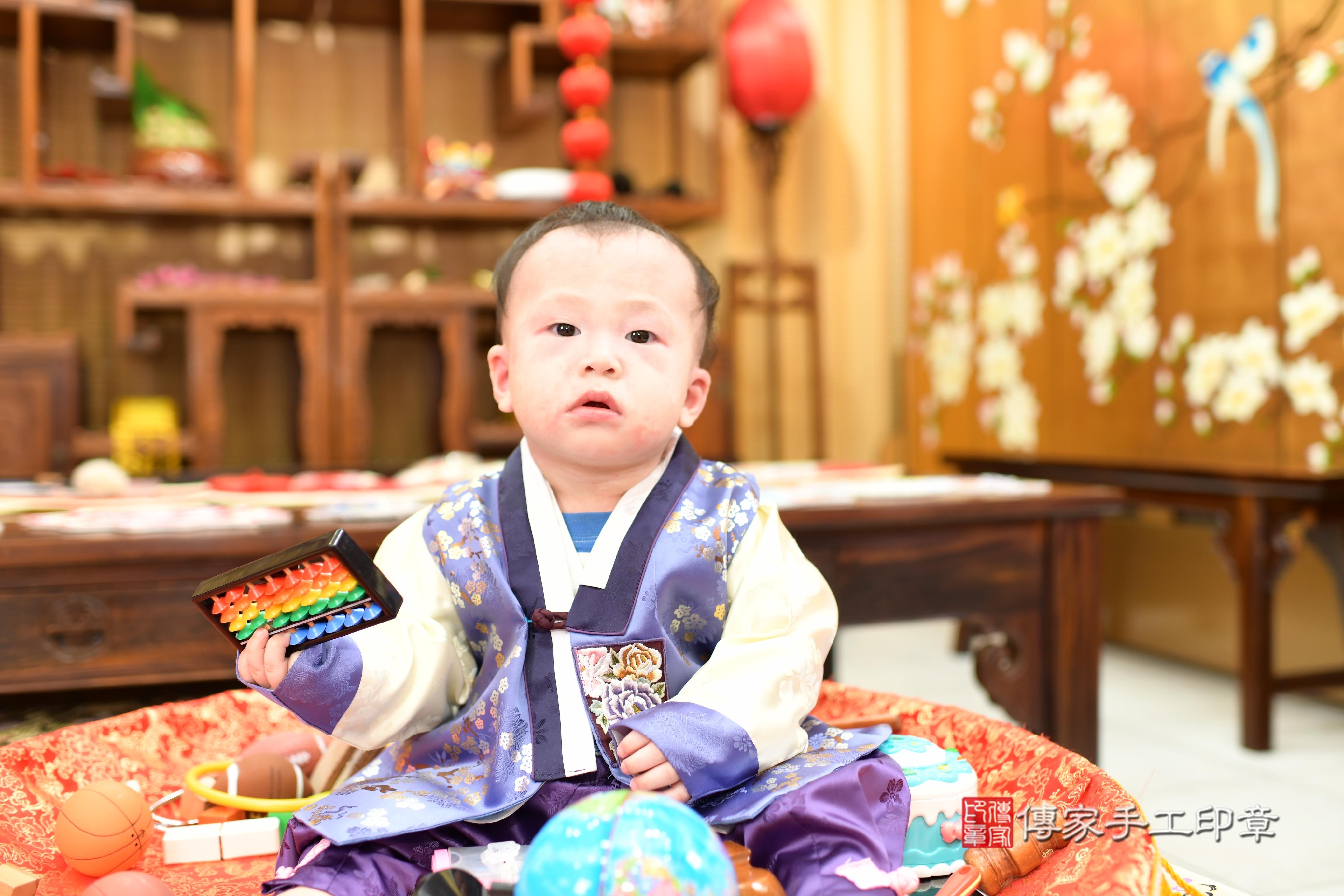 傳家手工印章台南店、抓周、度脺、中國風會場、傳家嬰兒古禮、吉祥話、抓周道具物品24種、拍照。抓周證書。寶寶抓周、滿周歲、生日快樂、祝福
