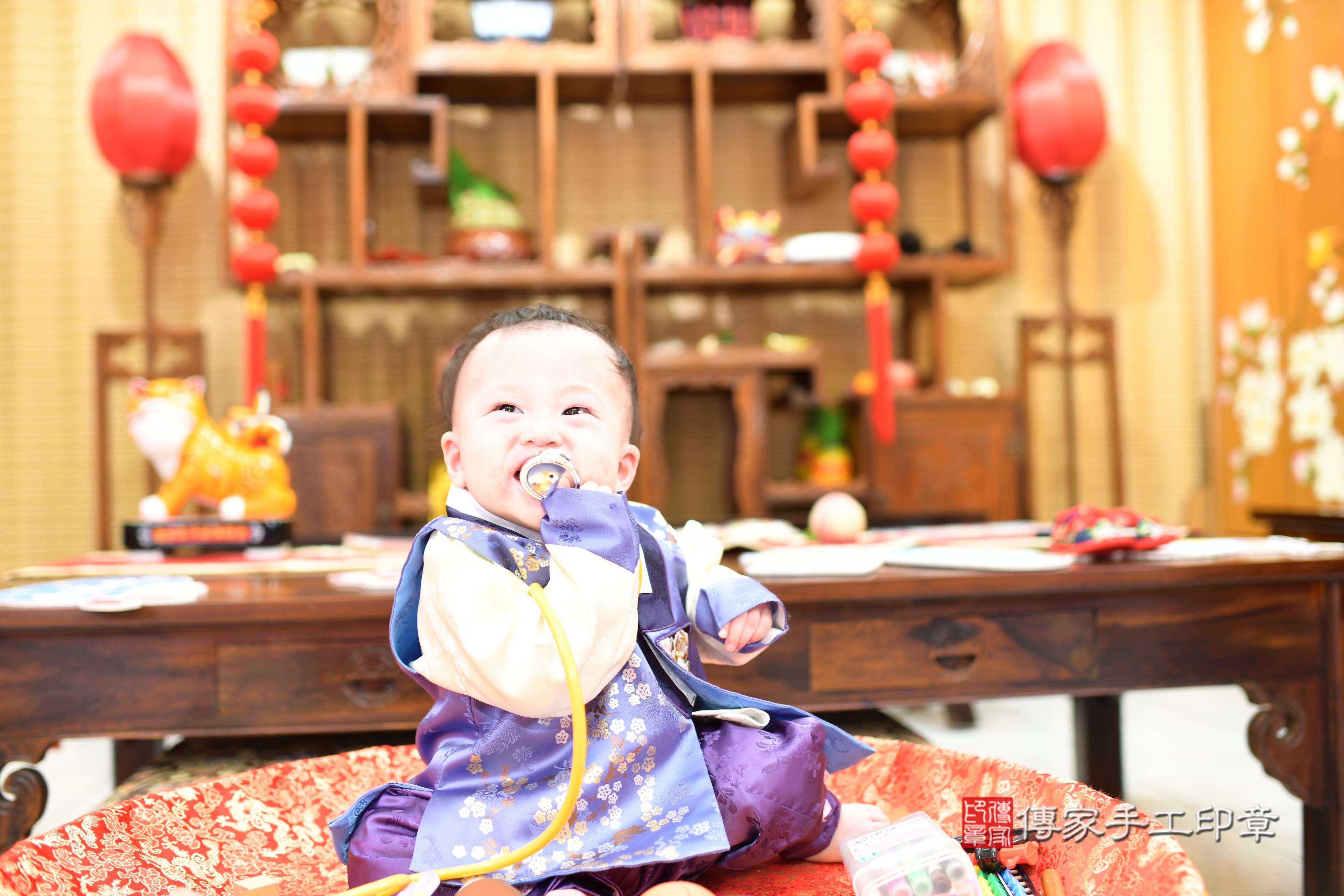 傳家手工印章台南店、抓周、度脺、中國風會場、傳家嬰兒古禮、吉祥話、抓周道具物品24種、拍照。抓周證書。寶寶抓周、滿周歲、生日快樂、祝福