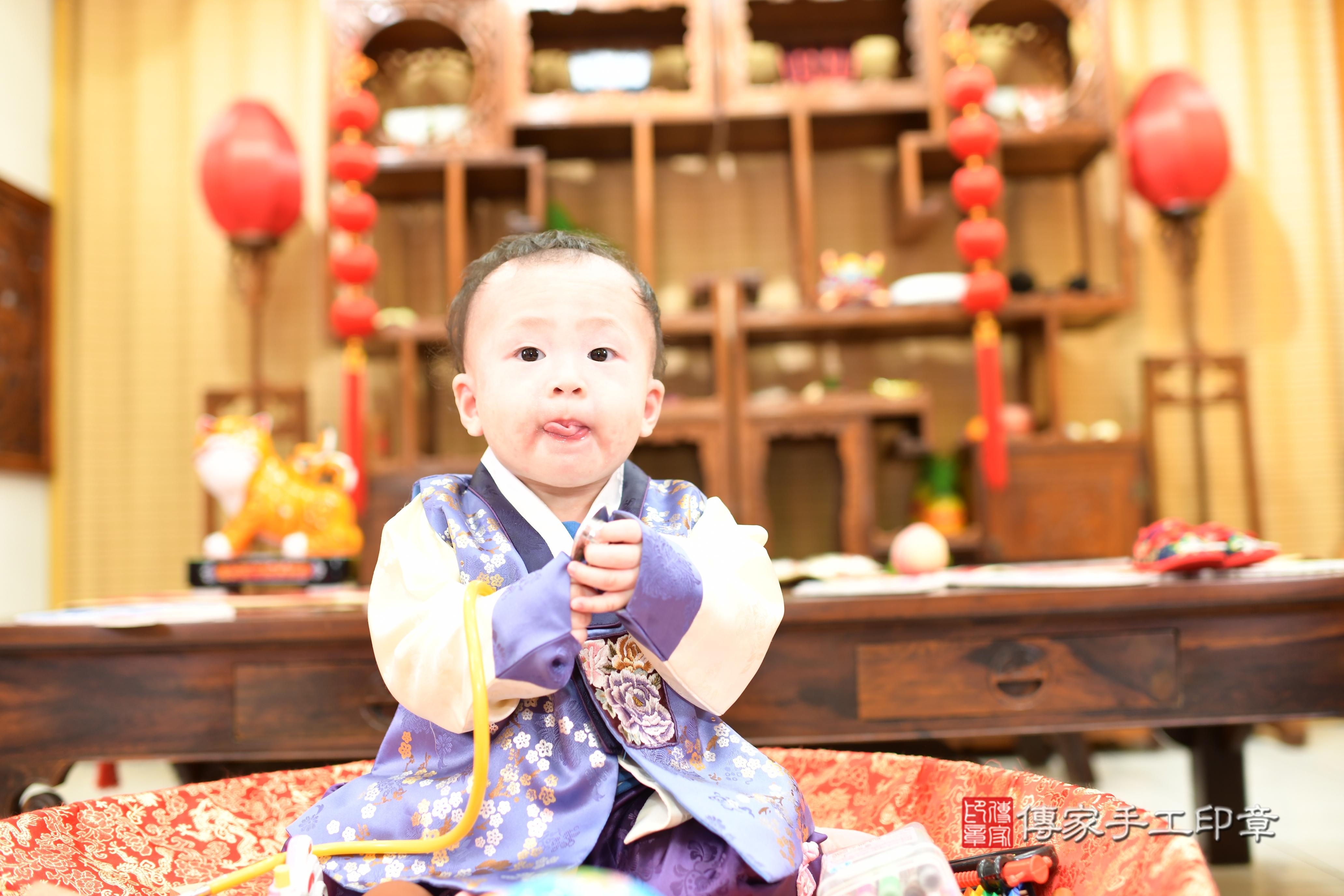 傳家手工印章台南店、抓周、度脺、中國風會場、傳家嬰兒古禮、吉祥話、抓周道具物品24種、拍照。抓周證書。寶寶抓周、滿周歲、生日快樂、祝福