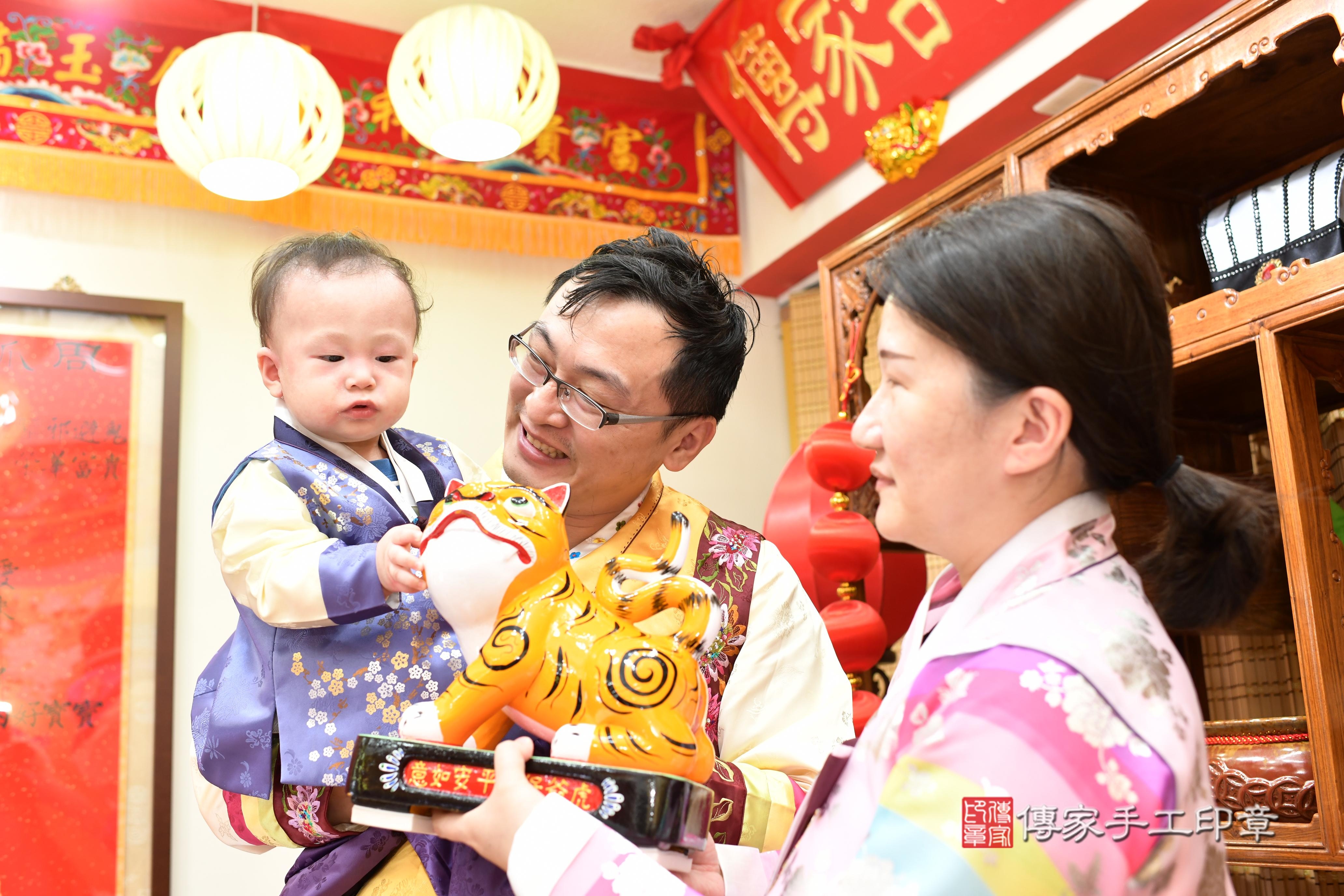 傳家手工印章台南店、抓周、度脺、中國風會場、傳家嬰兒古禮、吉祥話、抓周道具物品24種、拍照。抓周證書。寶寶抓周、滿周歲、生日快樂、祝福