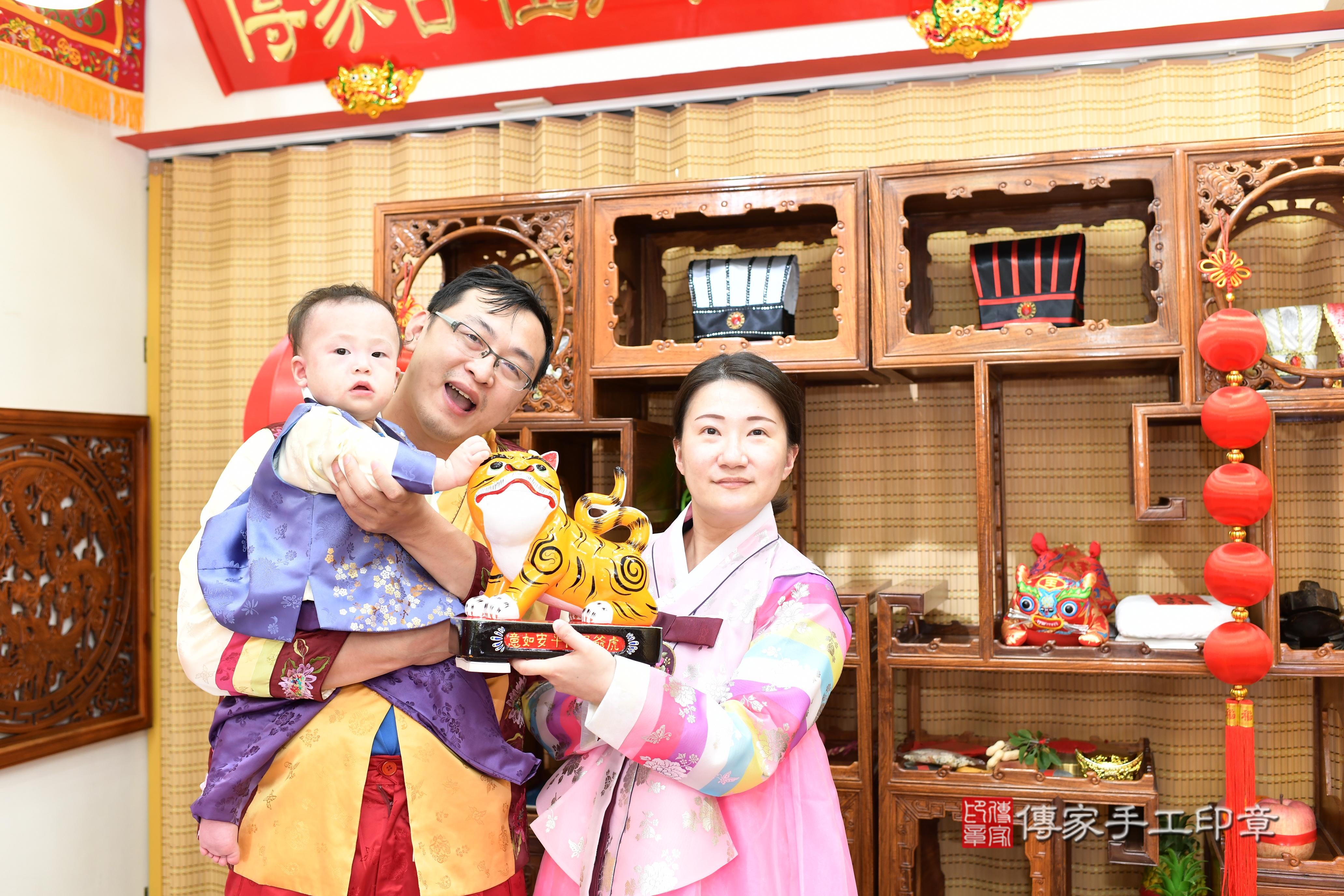 傳家手工印章台南店、抓周、度脺、中國風會場、傳家嬰兒古禮、吉祥話、抓周道具物品24種、拍照。抓周證書。寶寶抓周、滿周歲、生日快樂、祝福