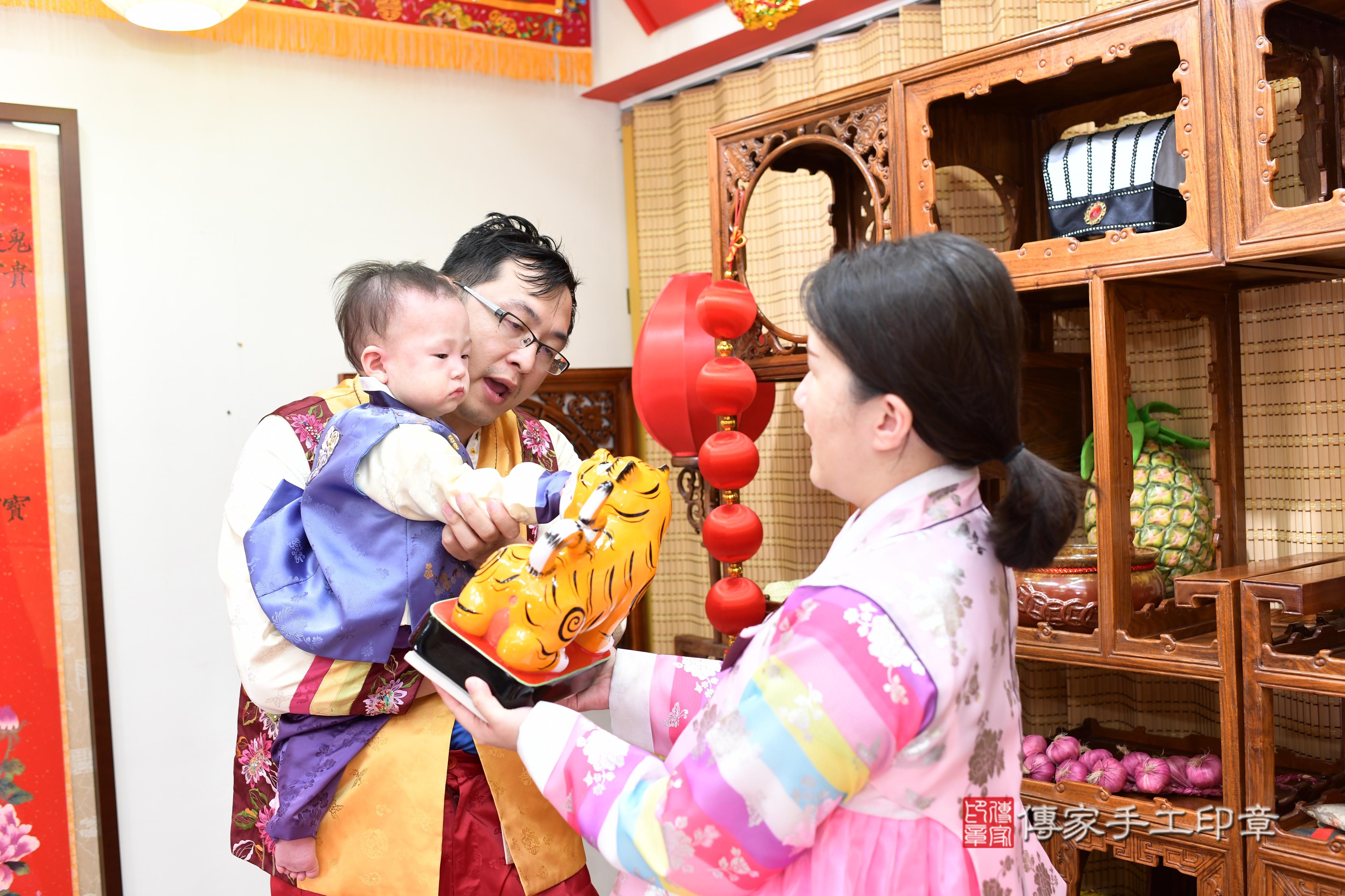 傳家手工印章台南店、抓周、度脺、中國風會場、傳家嬰兒古禮、吉祥話、抓周道具物品24種、拍照。抓周證書。寶寶抓周、滿周歲、生日快樂、祝福
