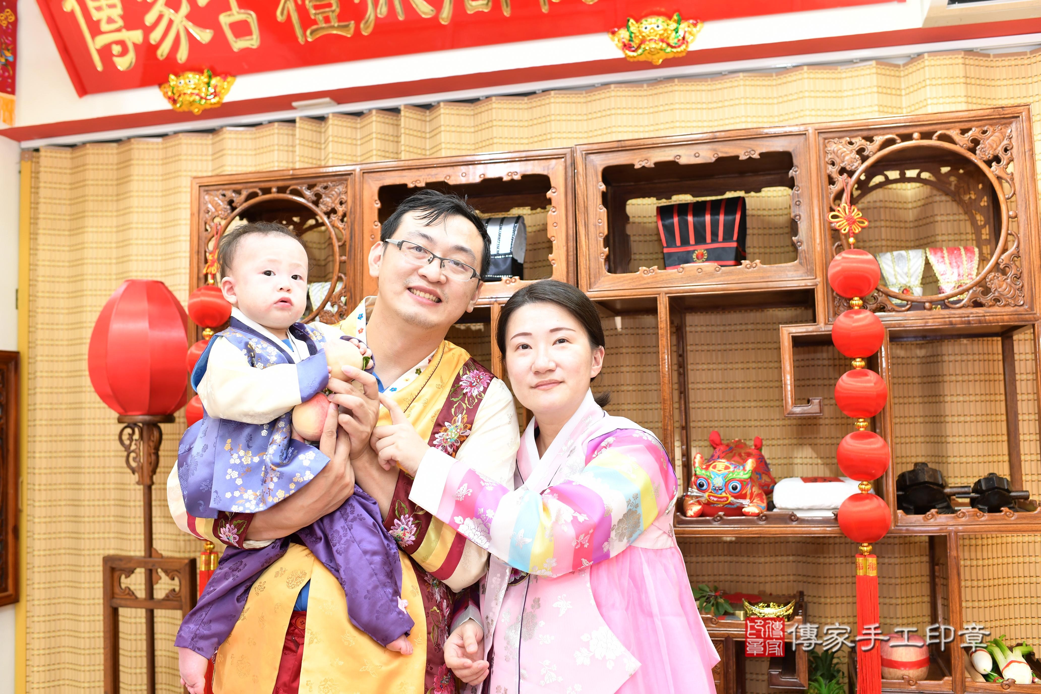傳家手工印章台南店、抓周、度脺、中國風會場、傳家嬰兒古禮、吉祥話、抓周道具物品24種、拍照。抓周證書。寶寶抓周、滿周歲、生日快樂、祝福