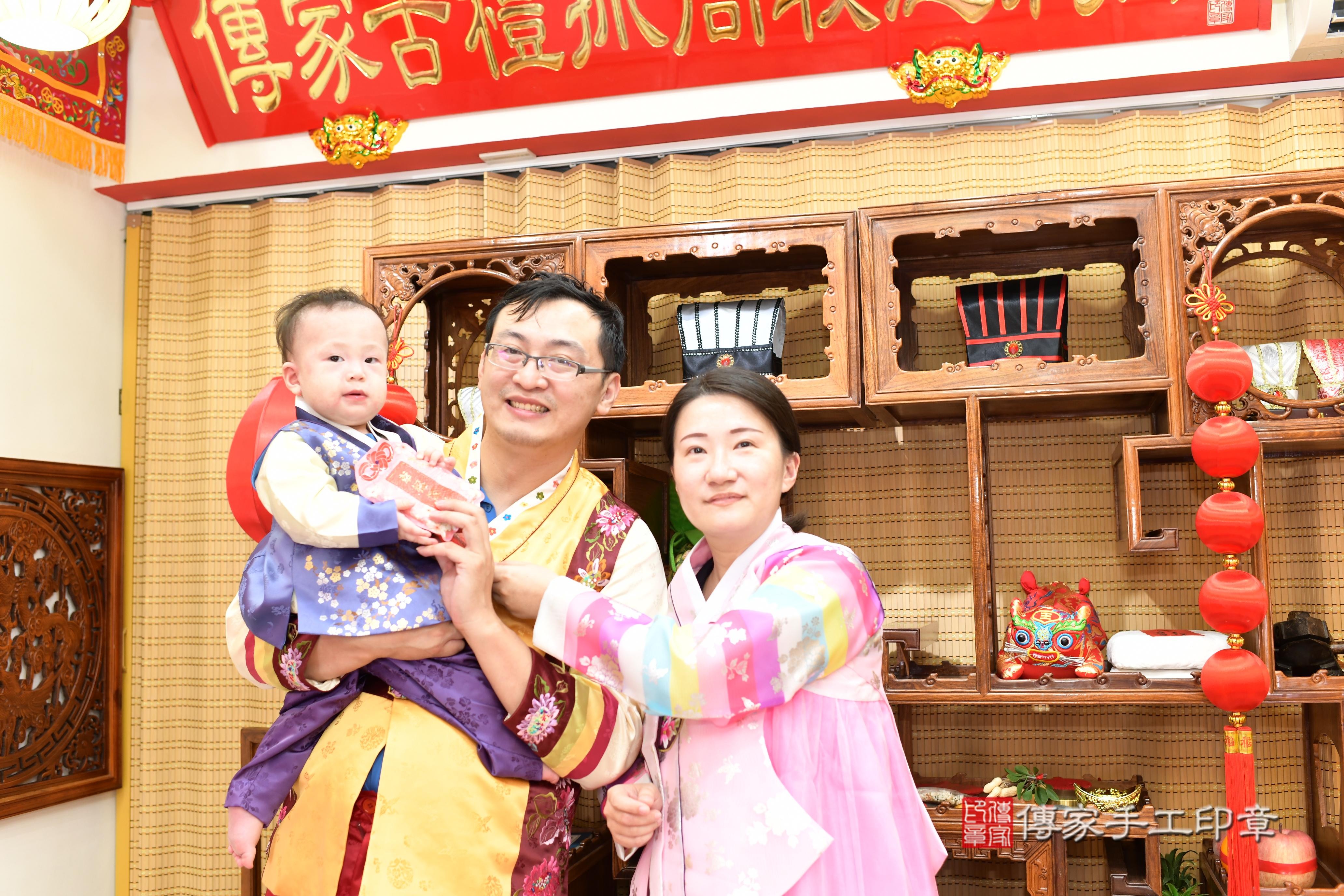 傳家手工印章台南店、抓周、度脺、中國風會場、傳家嬰兒古禮、吉祥話、抓周道具物品24種、拍照。抓周證書。寶寶抓周、滿周歲、生日快樂、祝福