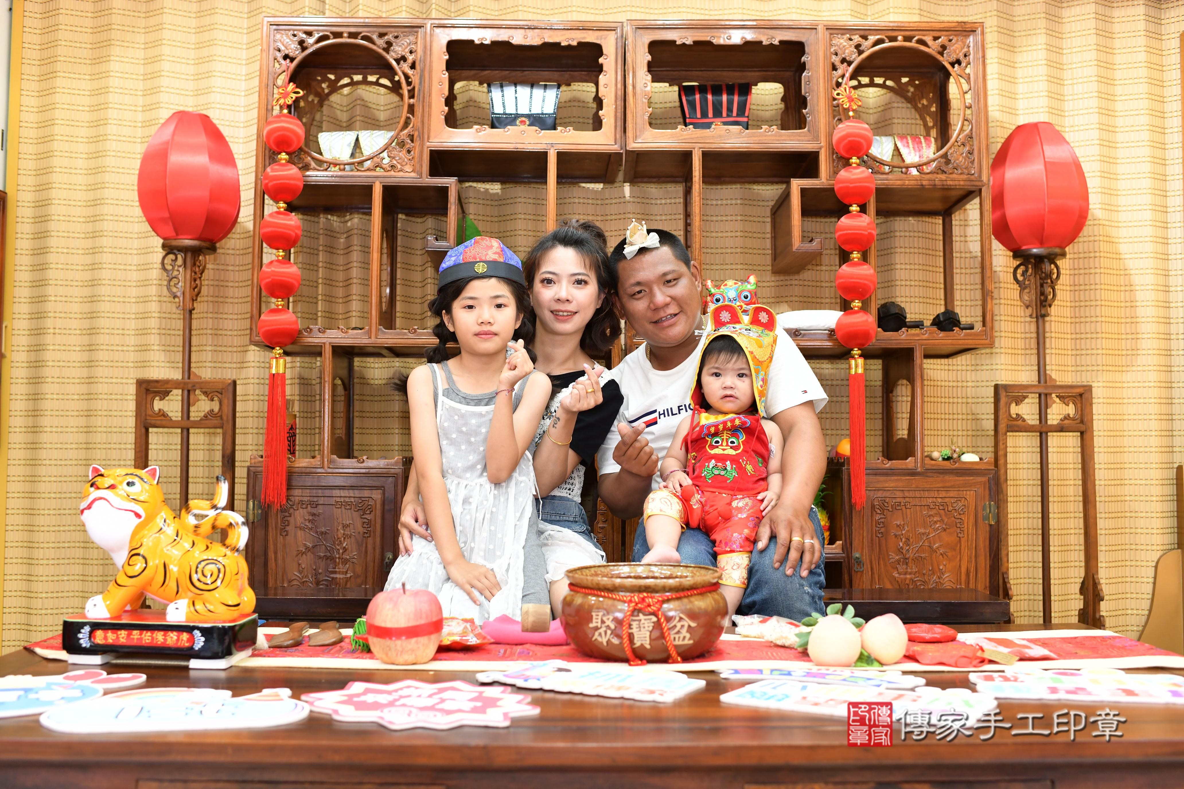 傳家手工印章台南店、抓周、度脺、中國風會場、傳家嬰兒古禮、吉祥話、抓周道具物品24種、拍照。抓周證書。寶寶抓周、滿周歲、生日快樂、祝福