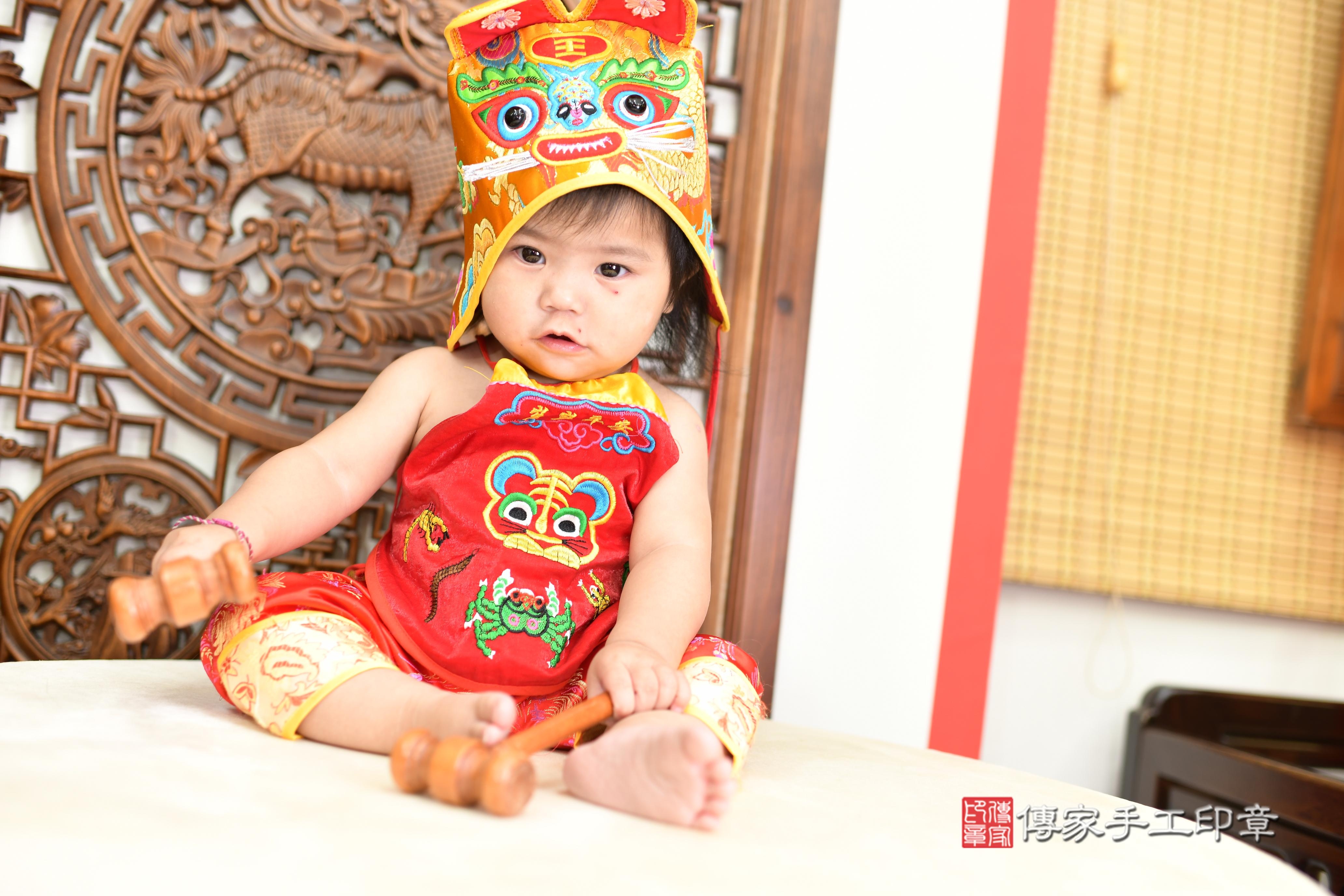 傳家手工印章台南店、抓周、度脺、中國風會場、傳家嬰兒古禮、吉祥話、抓周道具物品24種、拍照。抓周證書。寶寶抓周、滿周歲、生日快樂、祝福