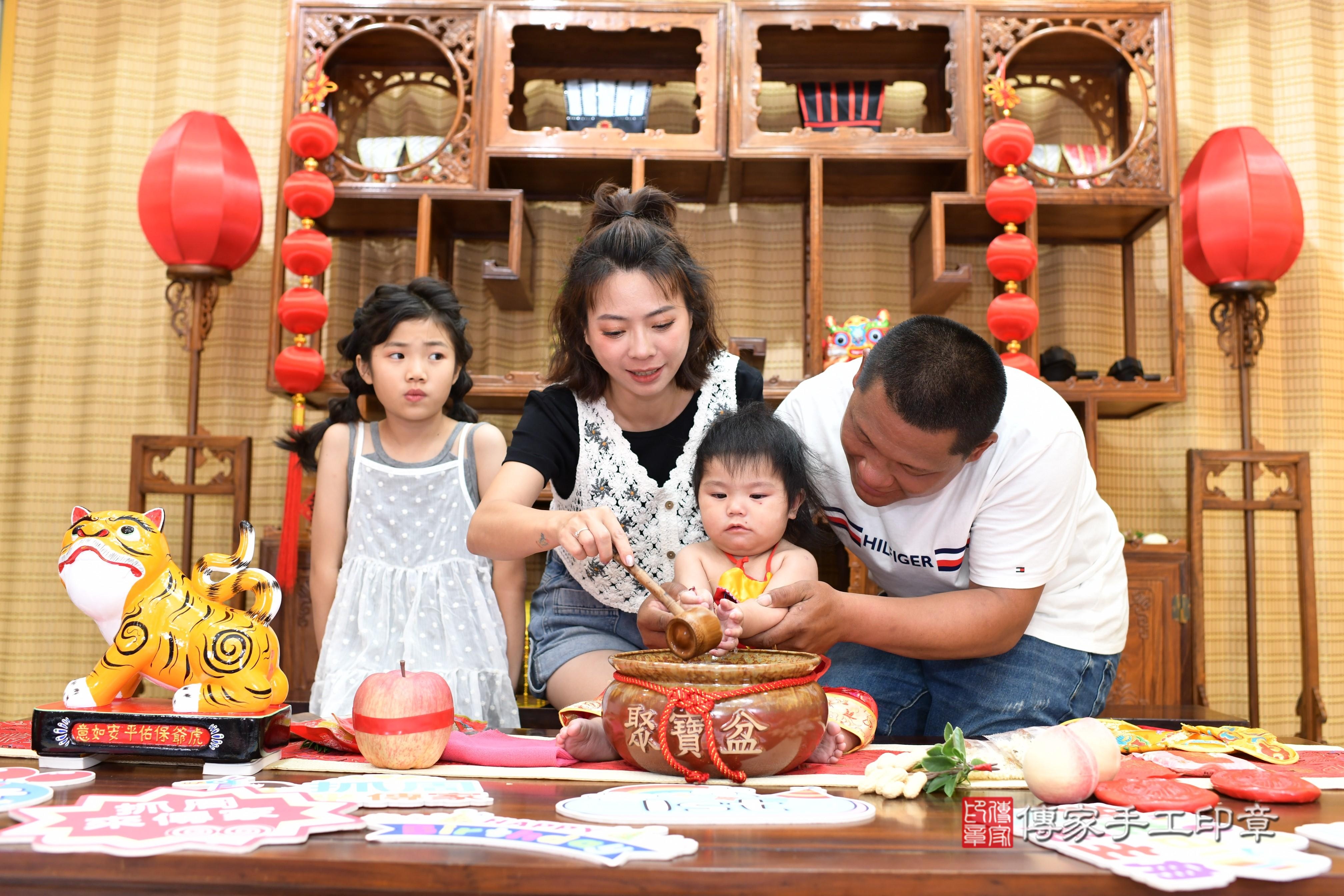 傳家手工印章台南店、抓周、度脺、中國風會場、傳家嬰兒古禮、吉祥話、抓周道具物品24種、拍照。抓周證書。寶寶抓周、滿周歲、生日快樂、祝福