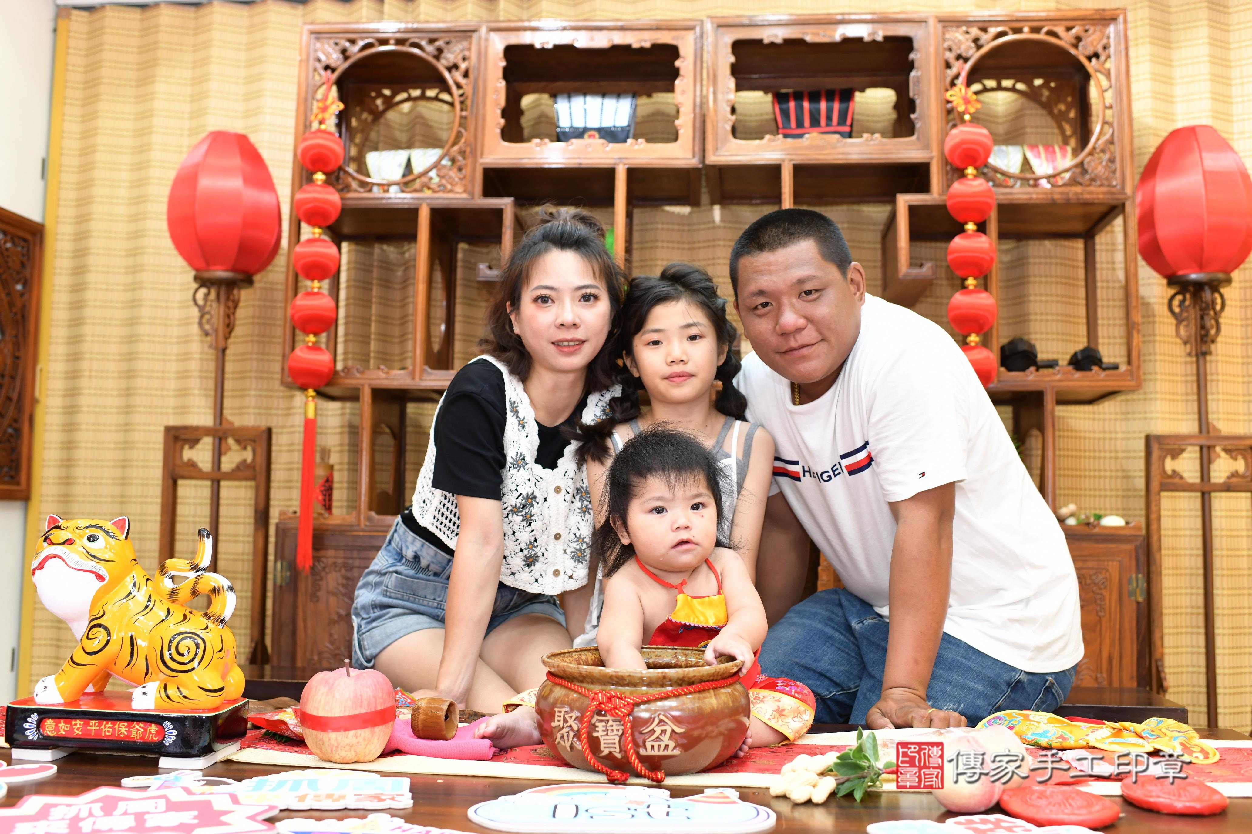 傳家手工印章台南店、抓周、度脺、中國風會場、傳家嬰兒古禮、吉祥話、抓周道具物品24種、拍照。抓周證書。寶寶抓周、滿周歲、生日快樂、祝福