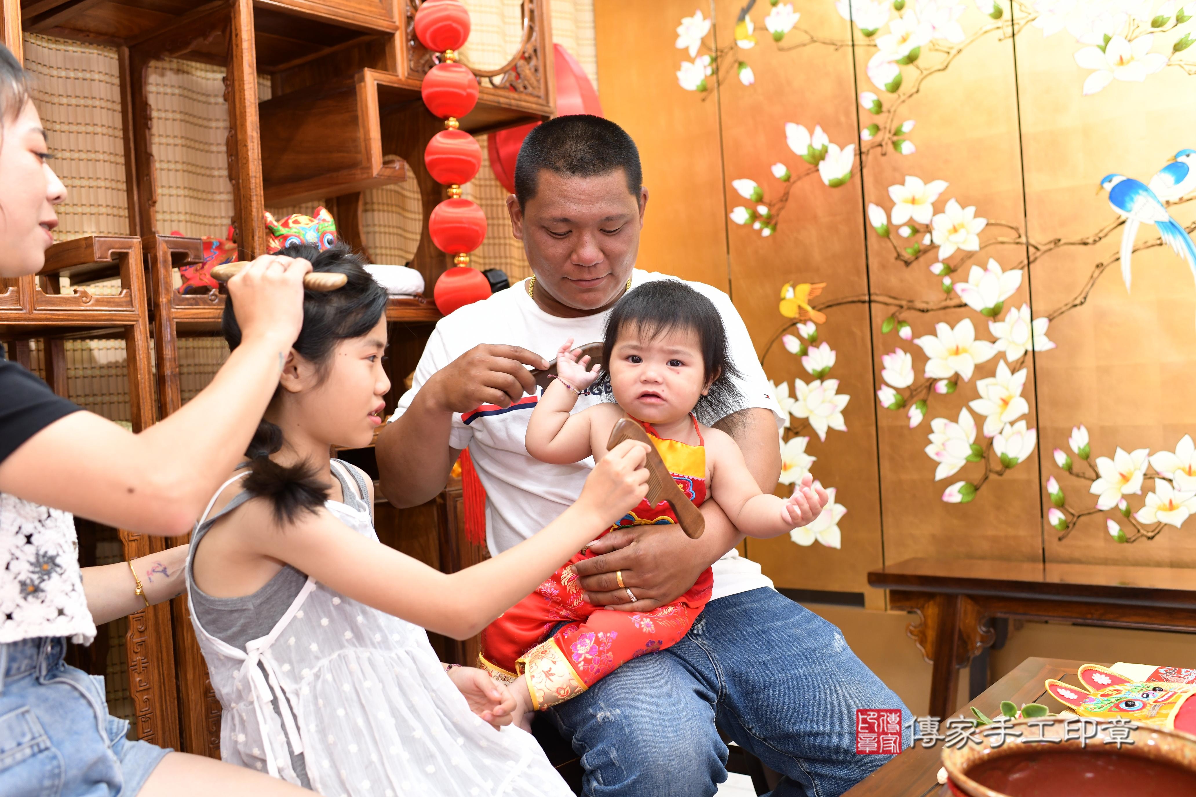 傳家手工印章台南店、抓周、度脺、中國風會場、傳家嬰兒古禮、吉祥話、抓周道具物品24種、拍照。抓周證書。寶寶抓周、滿周歲、生日快樂、祝福