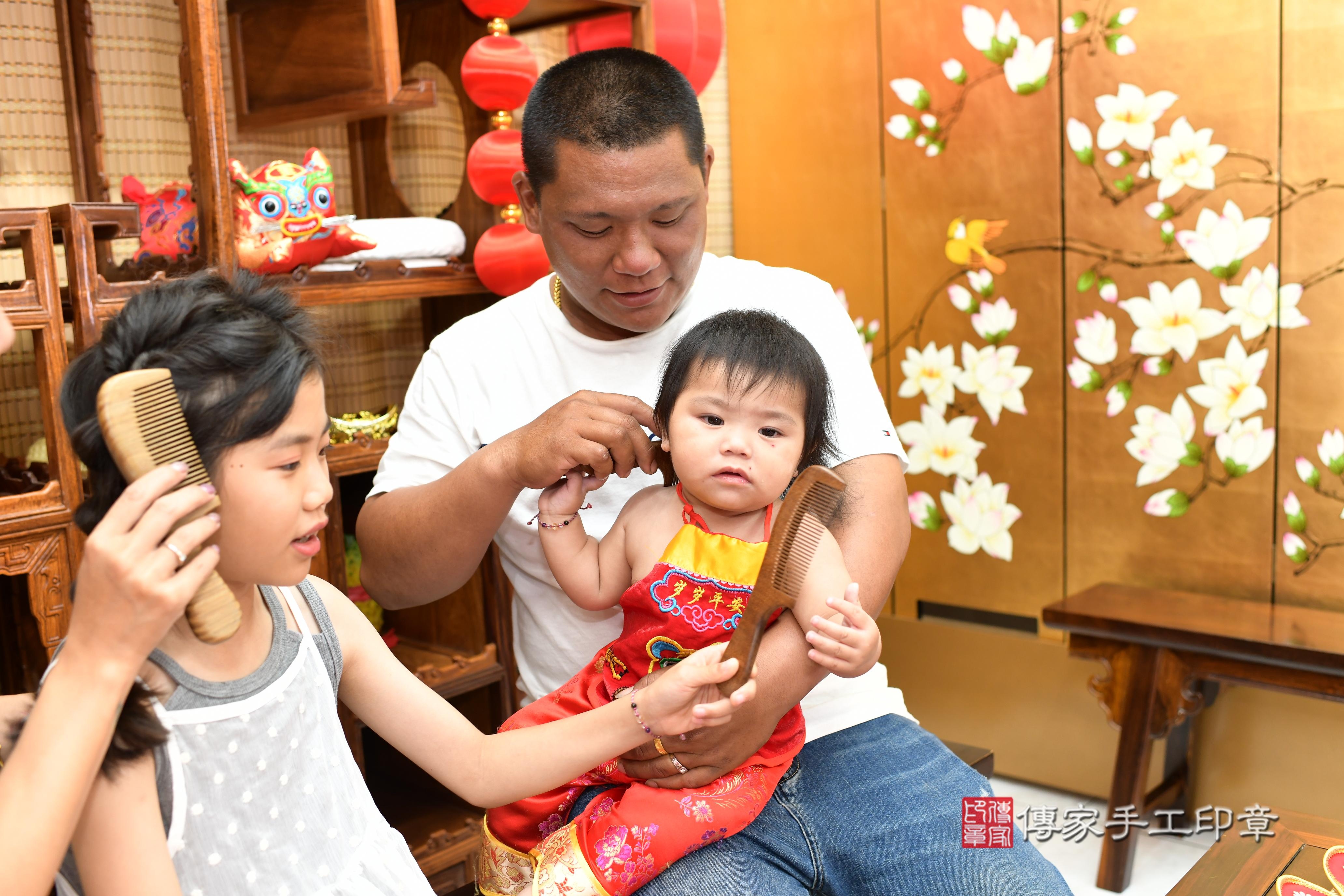 傳家手工印章台南店、抓周、度脺、中國風會場、傳家嬰兒古禮、吉祥話、抓周道具物品24種、拍照。抓周證書。寶寶抓周、滿周歲、生日快樂、祝福