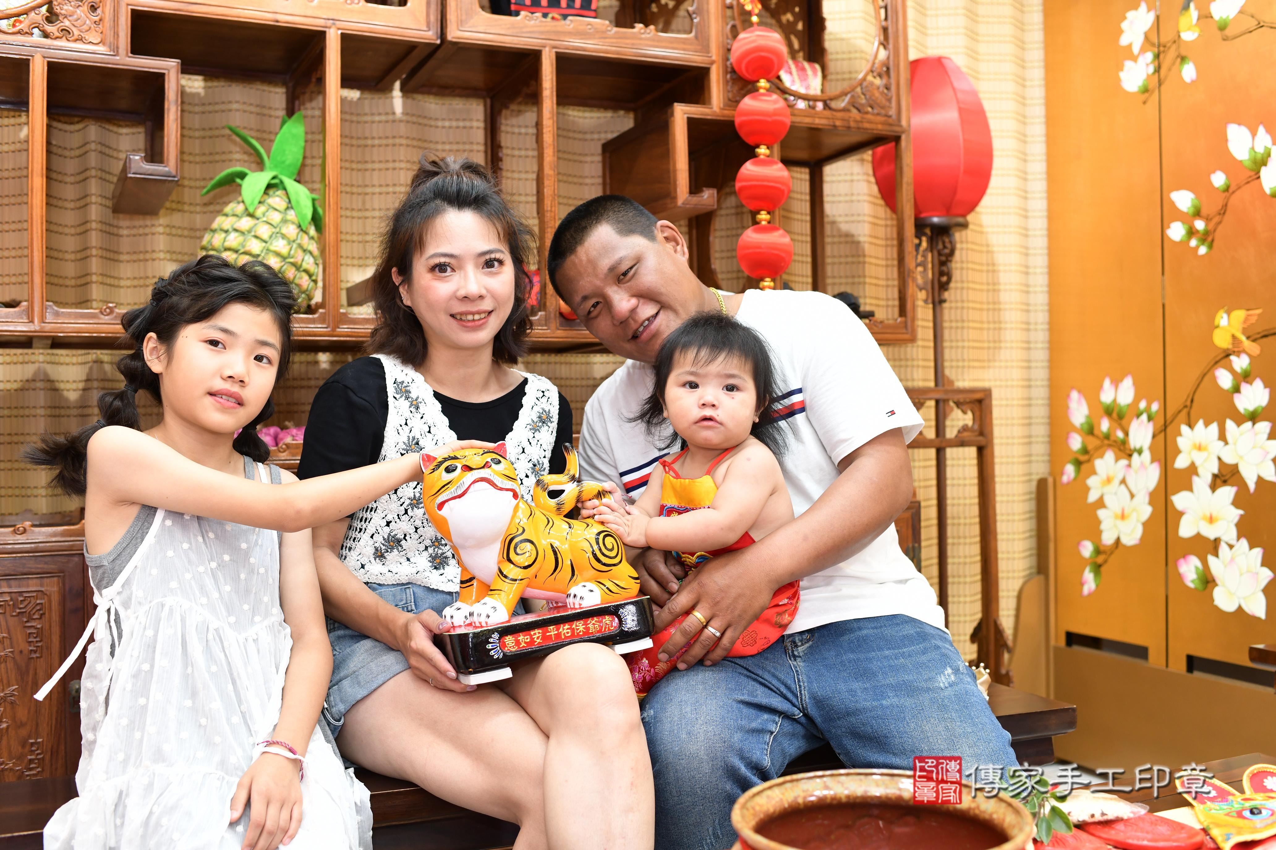 傳家手工印章台南店、抓周、度脺、中國風會場、傳家嬰兒古禮、吉祥話、抓周道具物品24種、拍照。抓周證書。寶寶抓周、滿周歲、生日快樂、祝福
