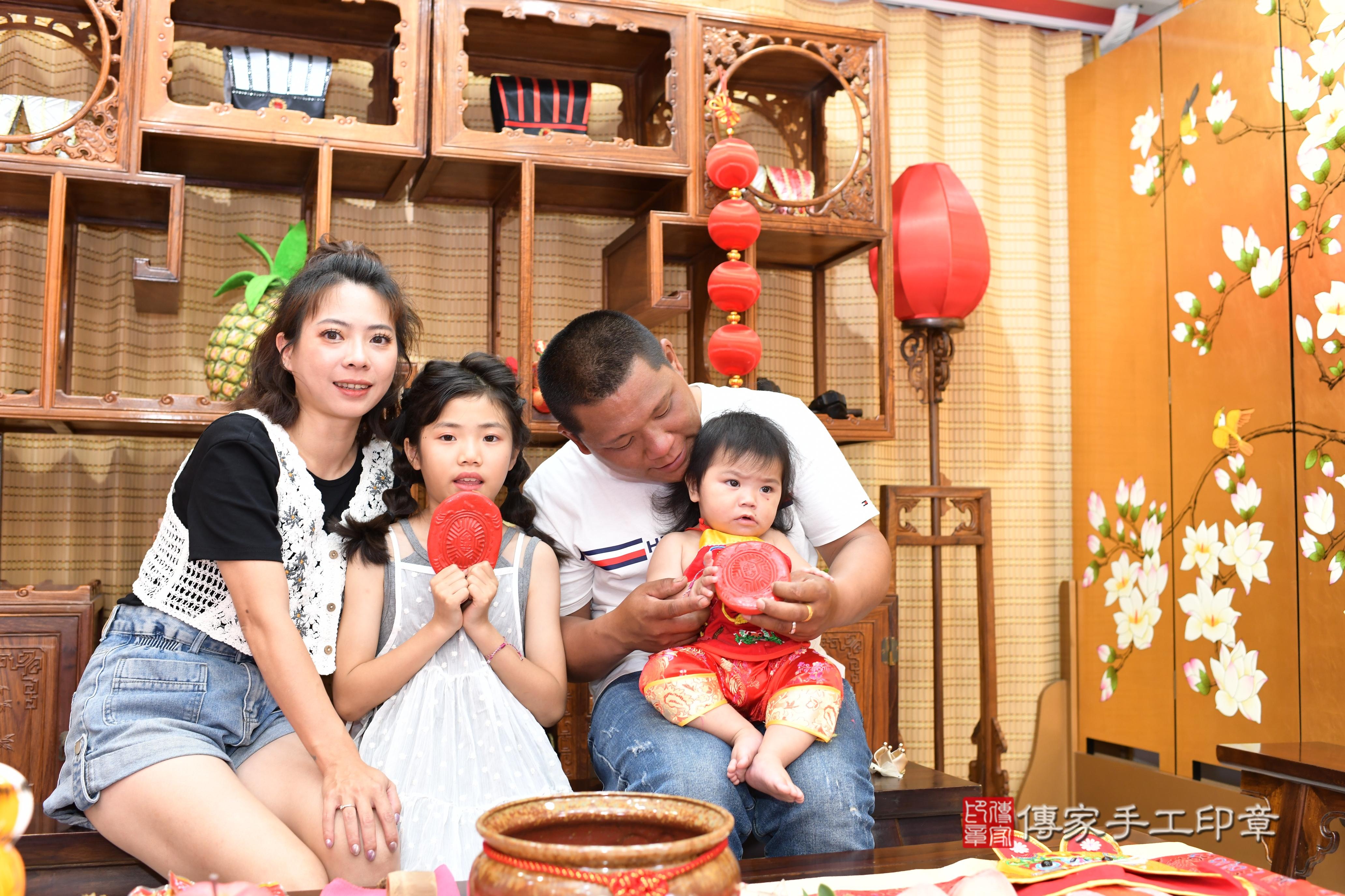 傳家手工印章台南店、抓周、度脺、中國風會場、傳家嬰兒古禮、吉祥話、抓周道具物品24種、拍照。抓周證書。寶寶抓周、滿周歲、生日快樂、祝福