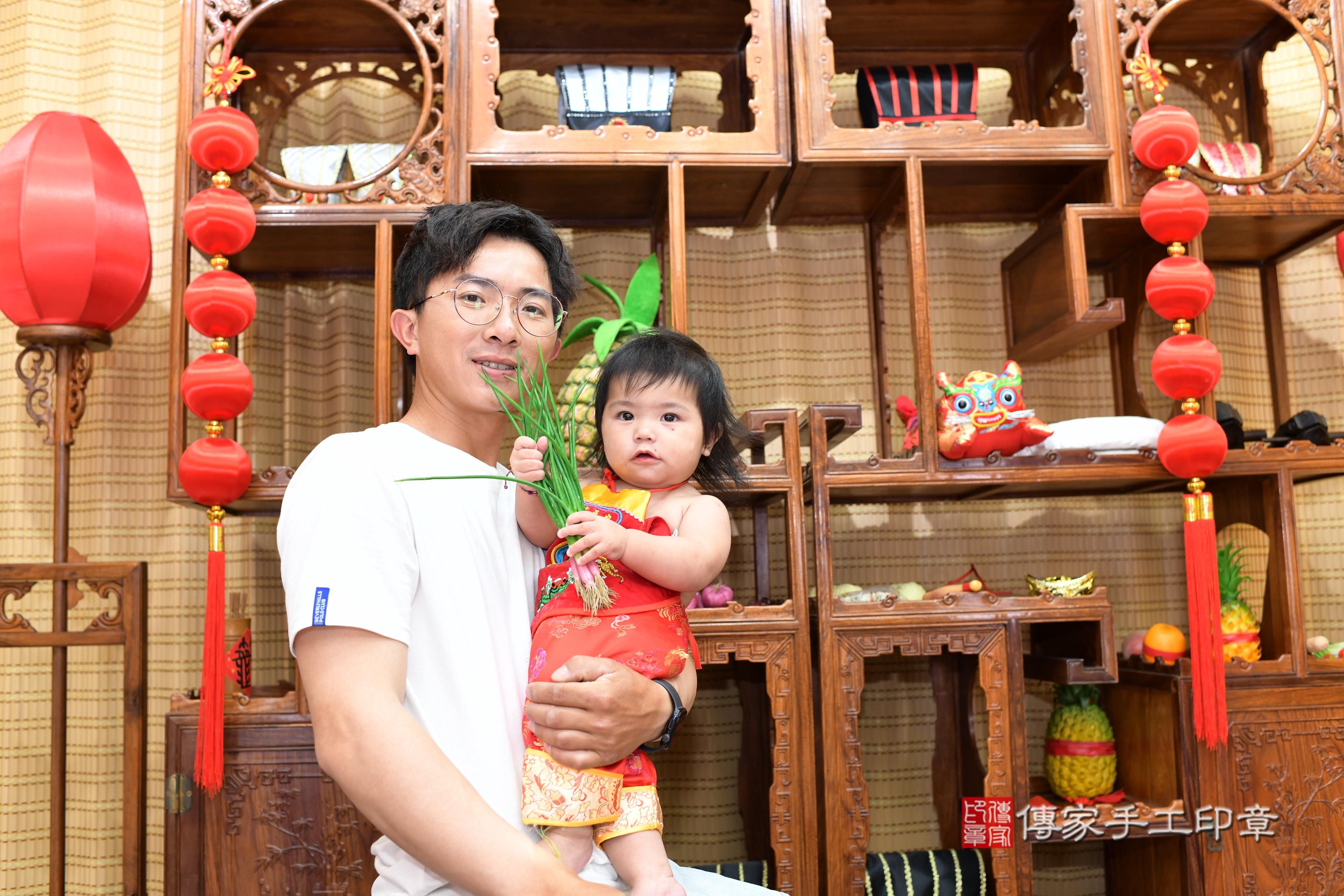 傳家手工印章台南店、抓周、度脺、中國風會場、傳家嬰兒古禮、吉祥話、抓周道具物品24種、拍照。抓周證書。寶寶抓周、滿周歲、生日快樂、祝福