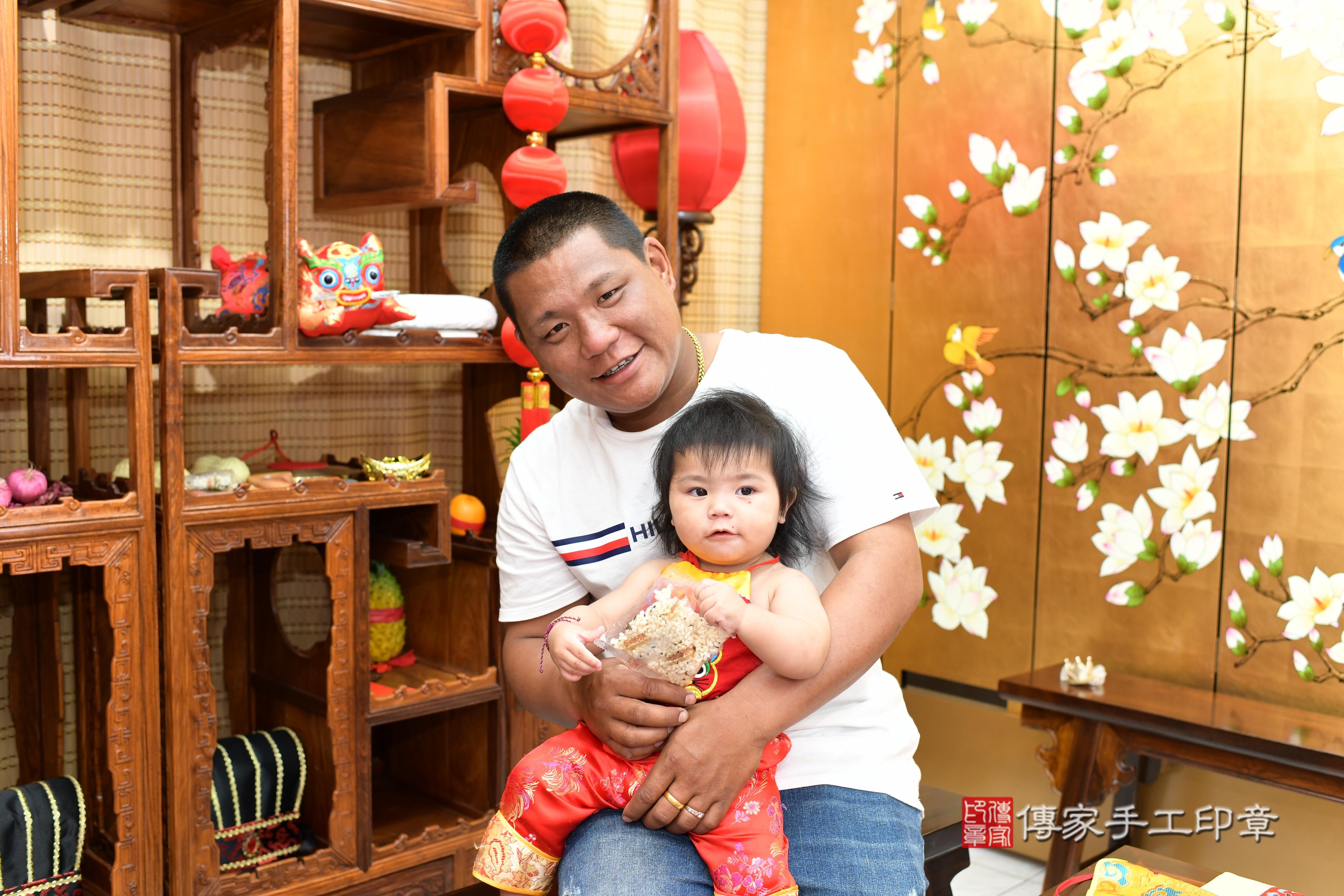 傳家手工印章台南店、抓周、度脺、中國風會場、傳家嬰兒古禮、吉祥話、抓周道具物品24種、拍照。抓周證書。寶寶抓周、滿周歲、生日快樂、祝福
